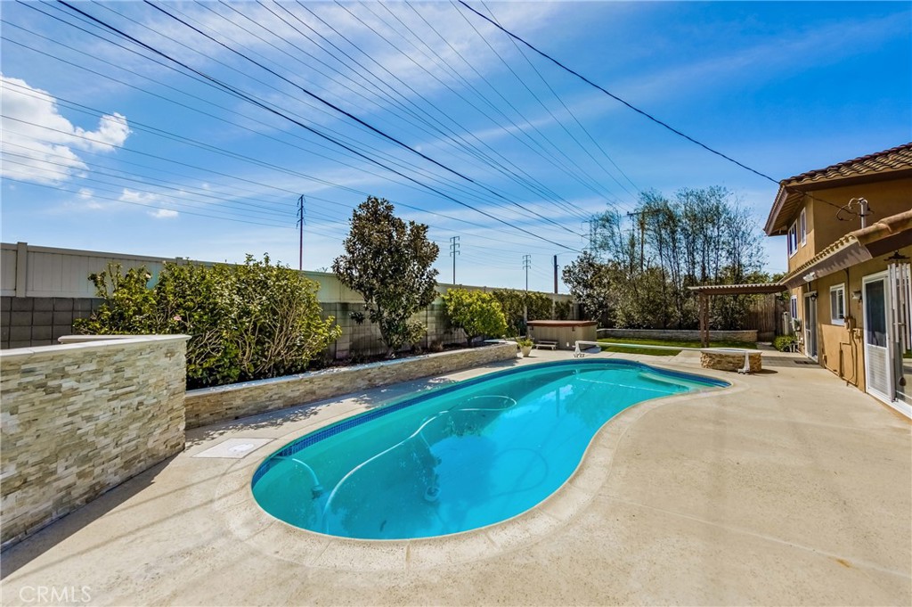20252 Ravenwood Lane