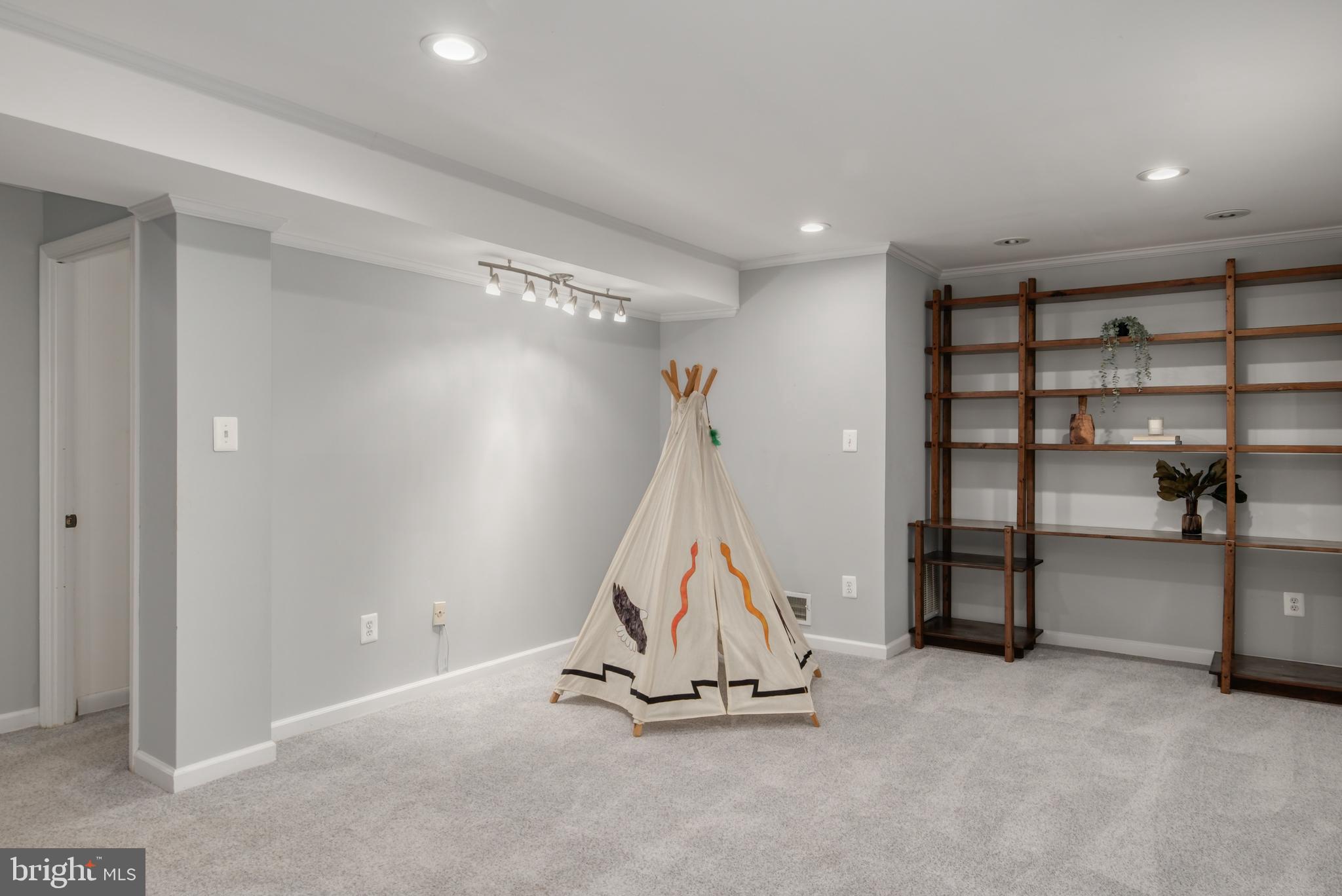 8709 POWDER HORN ROAD