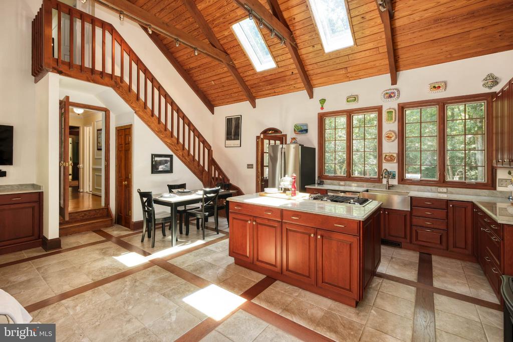 8107 VISTA POINT LANE