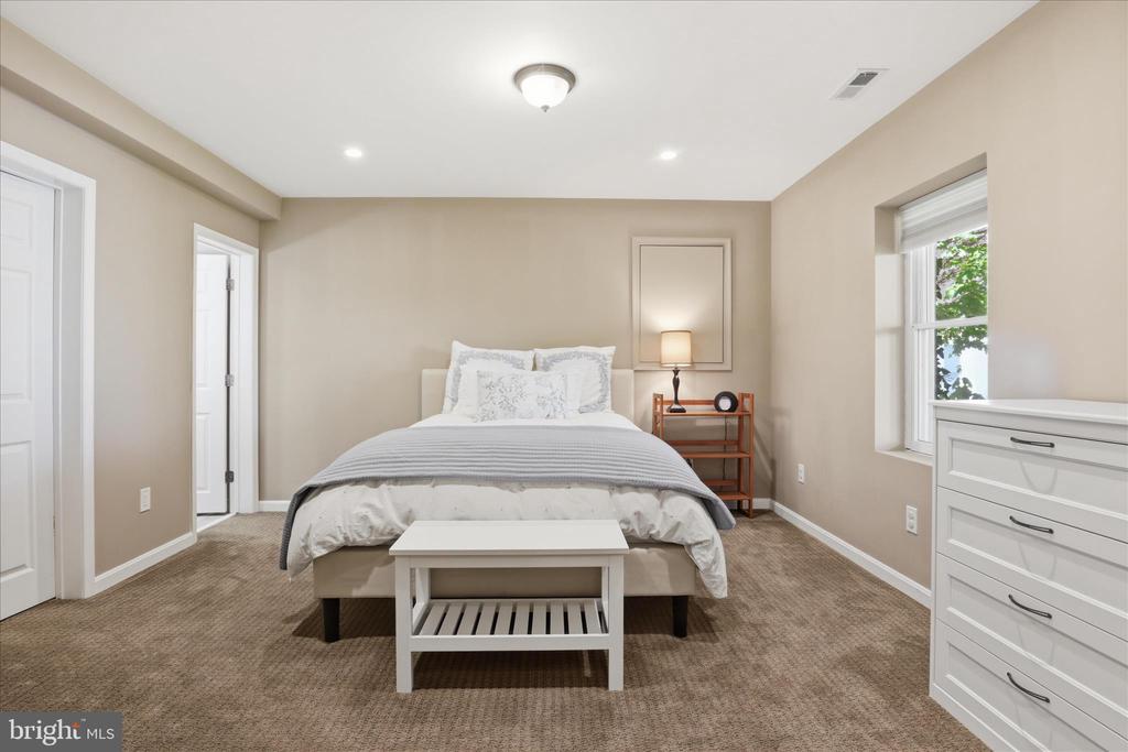 3424 SILVER MAPLE PLACE