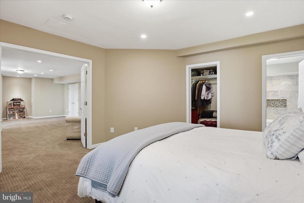 3424 SILVER MAPLE PLACE