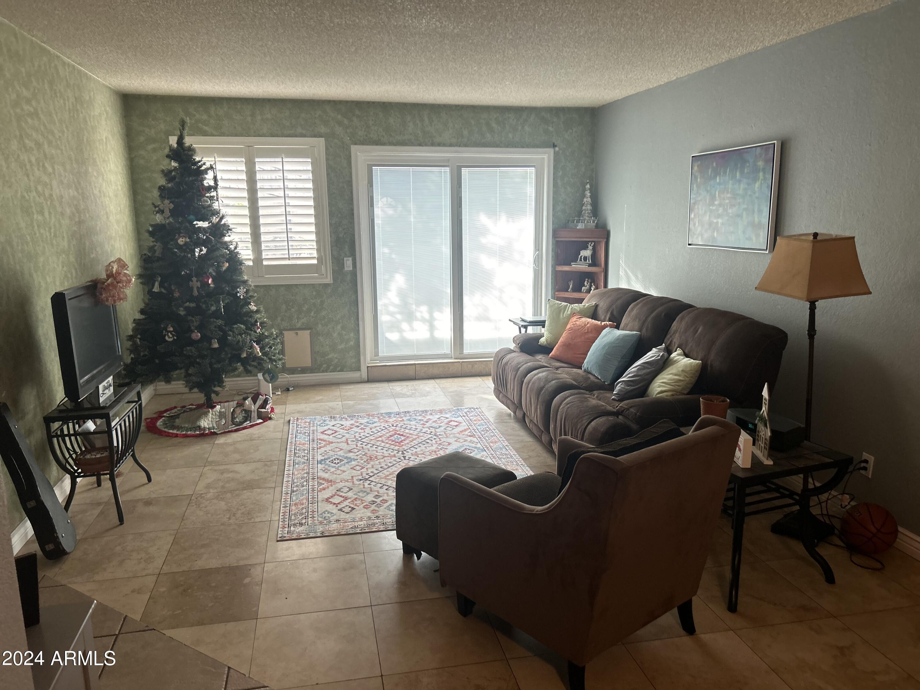 2409 W CAMPBELL Avenue, 11