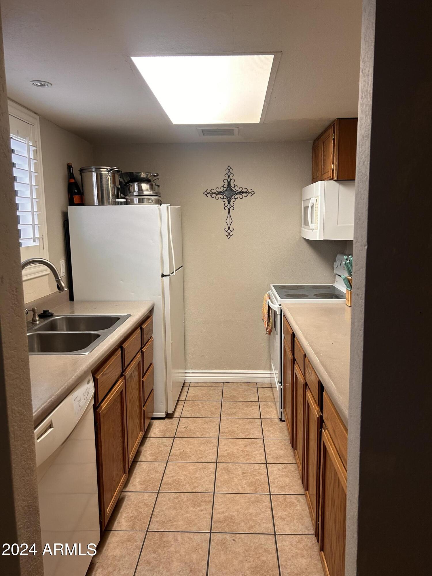 2409 W CAMPBELL Avenue, 11
