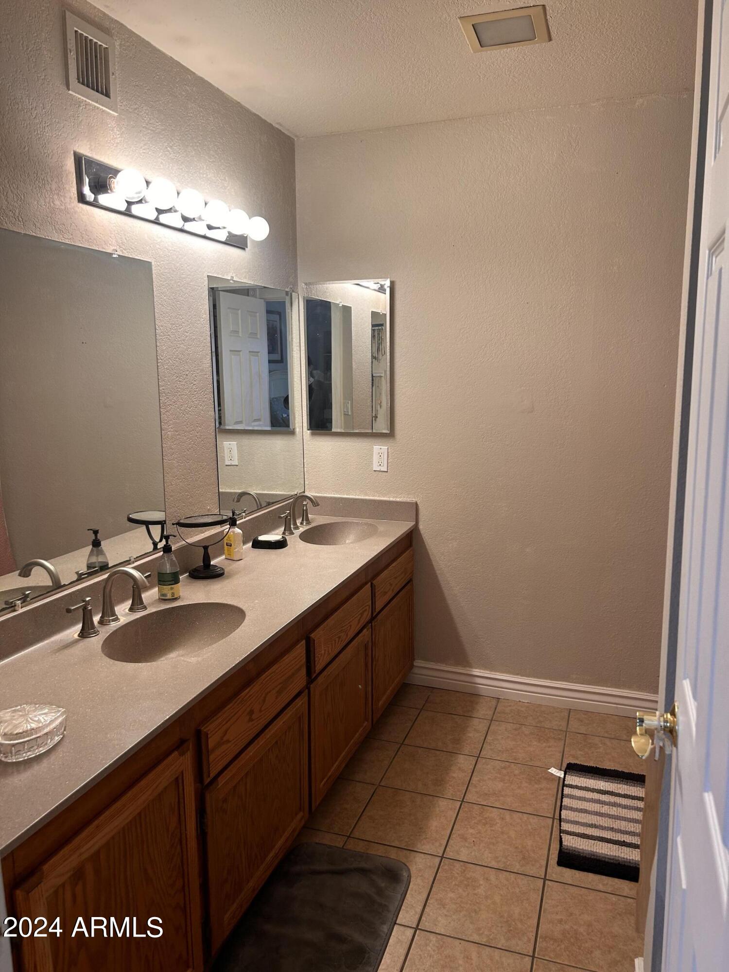 2409 W CAMPBELL Avenue, 11