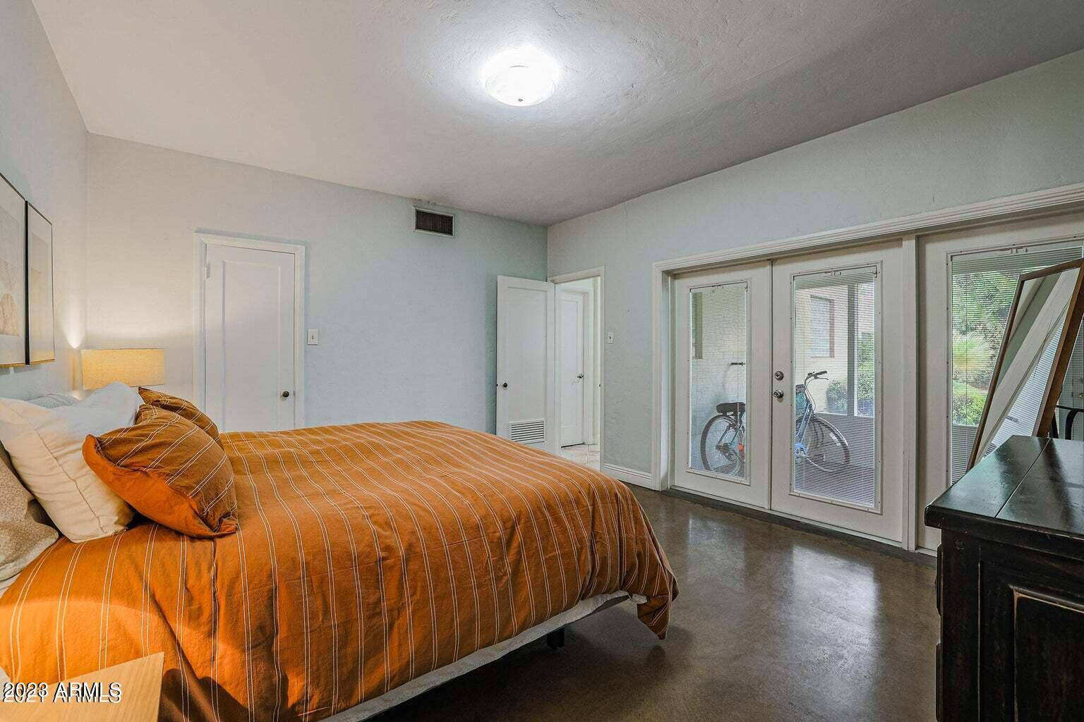 722 W ENCANTO Boulevard
