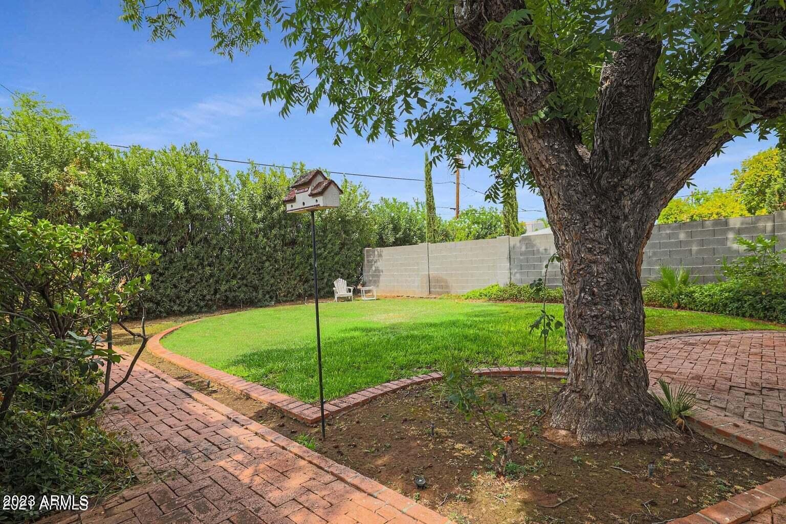 722 W ENCANTO Boulevard