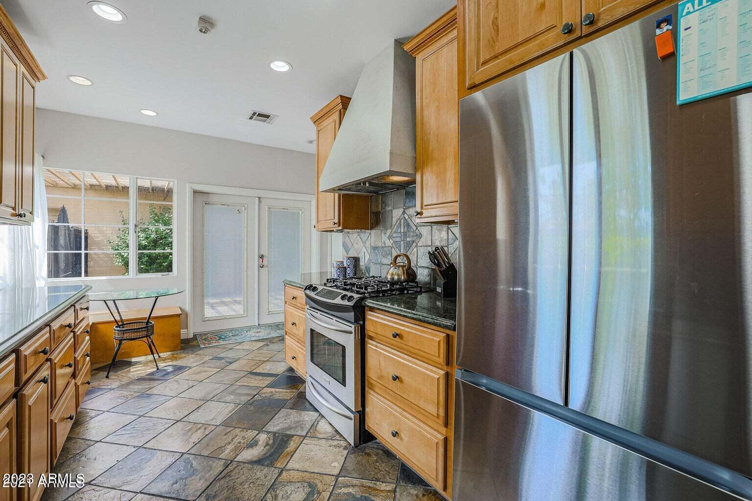 722 W ENCANTO Boulevard