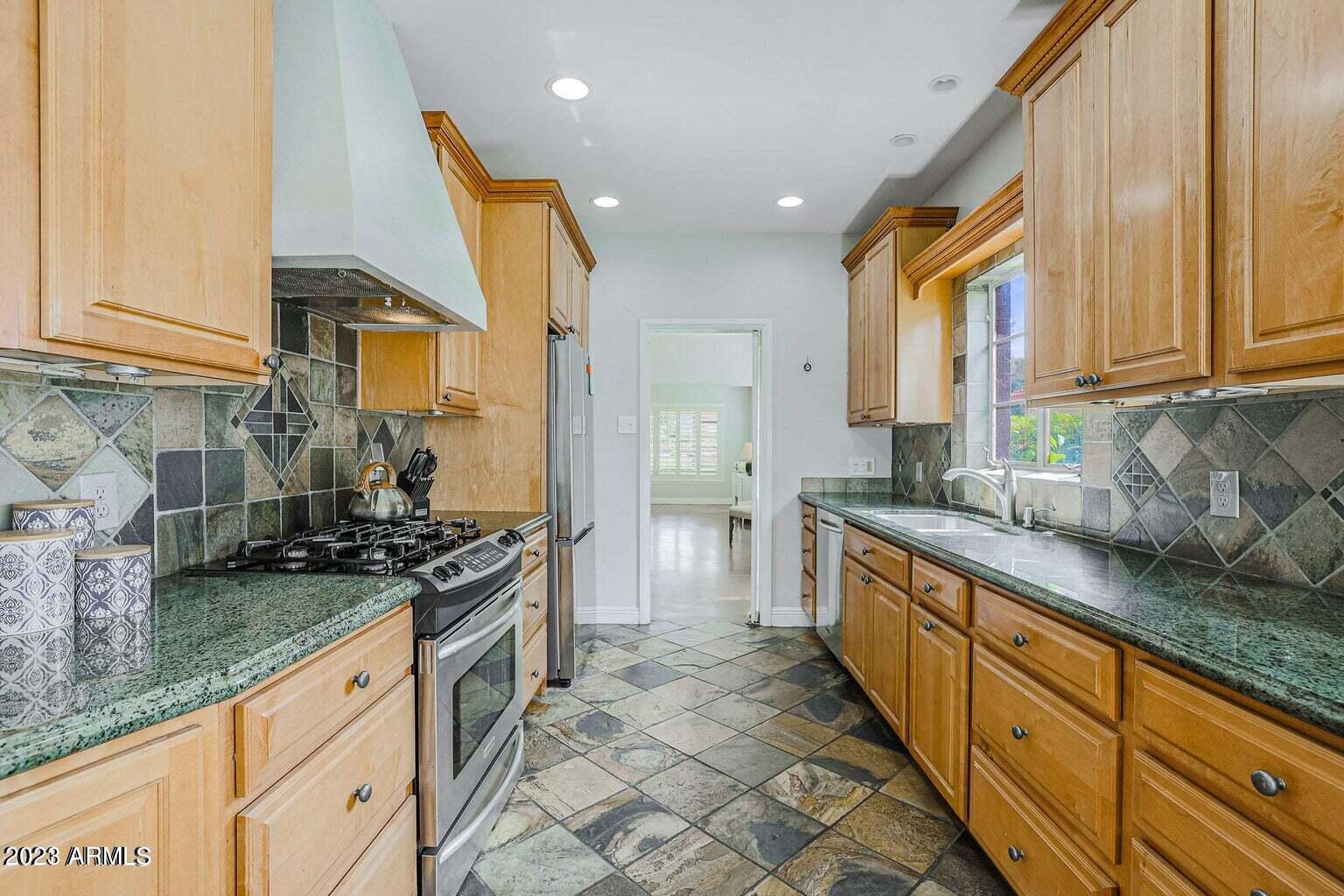 722 W ENCANTO Boulevard