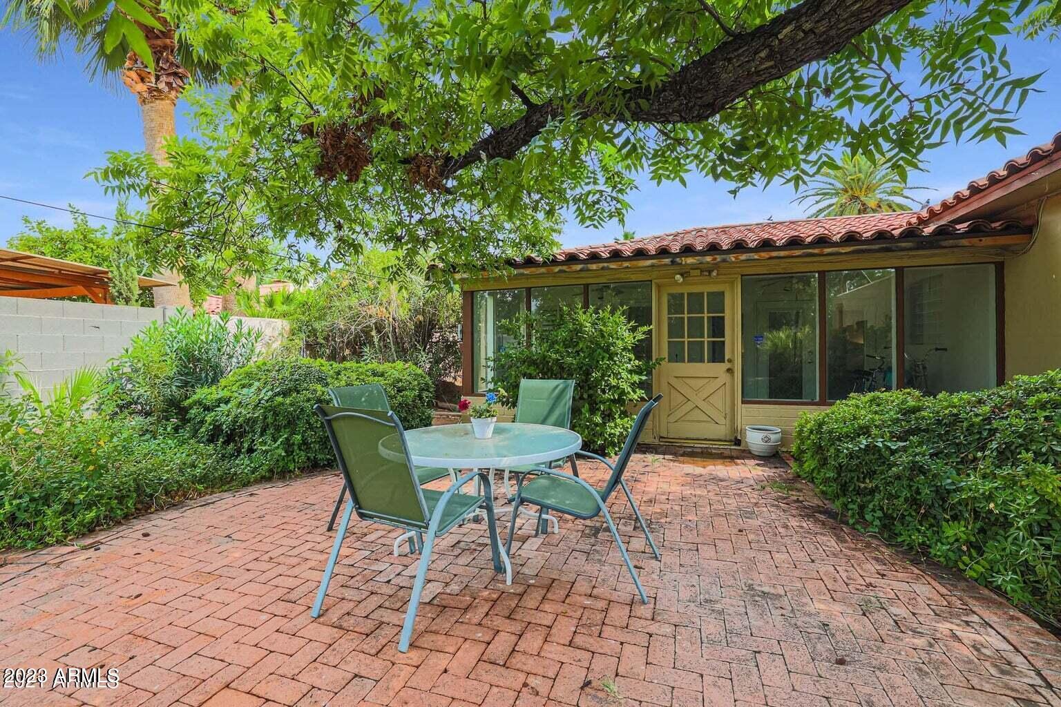 722 W ENCANTO Boulevard