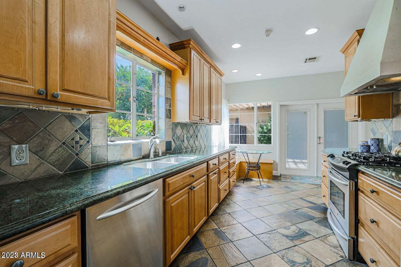 722 W ENCANTO Boulevard