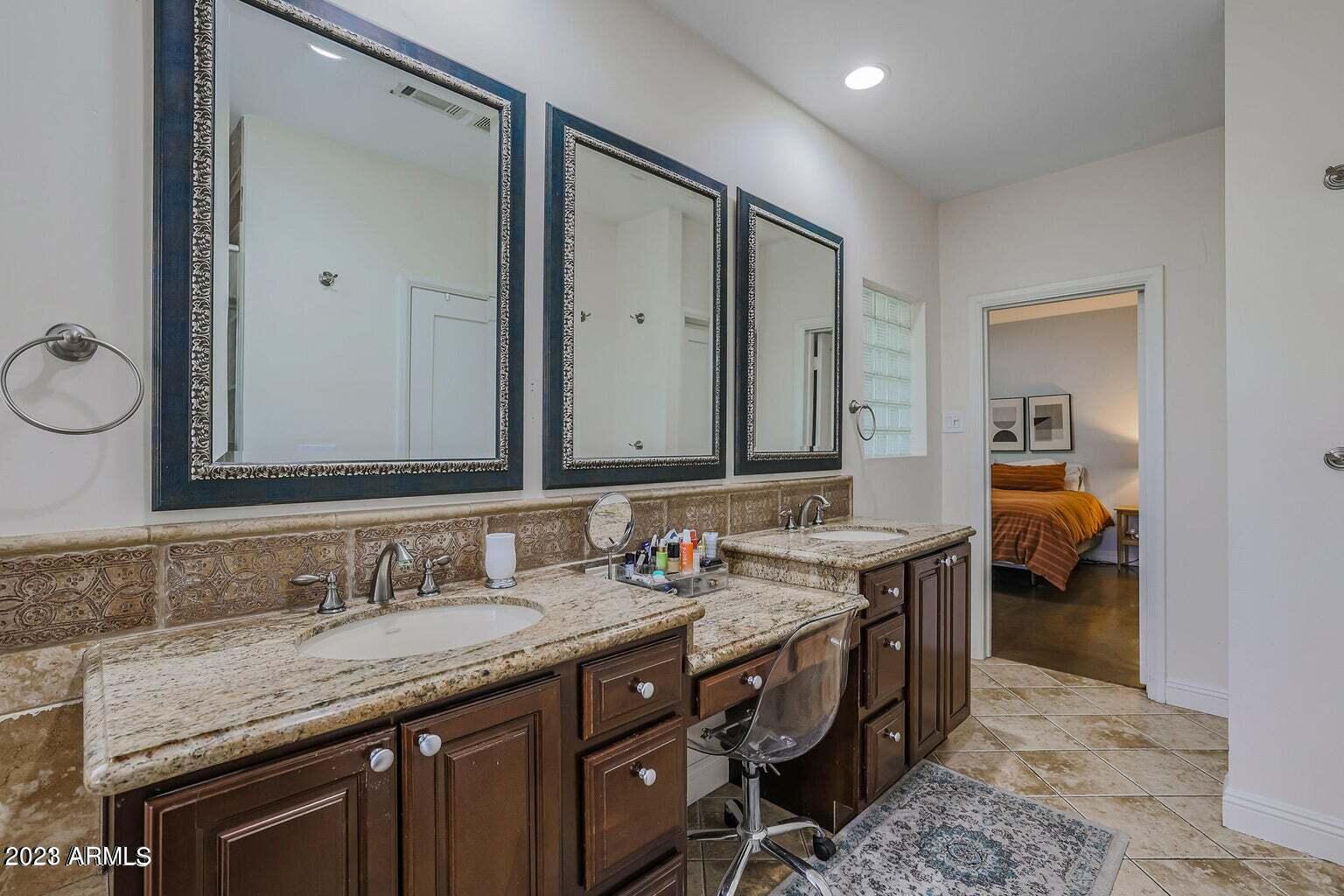 722 W ENCANTO Boulevard