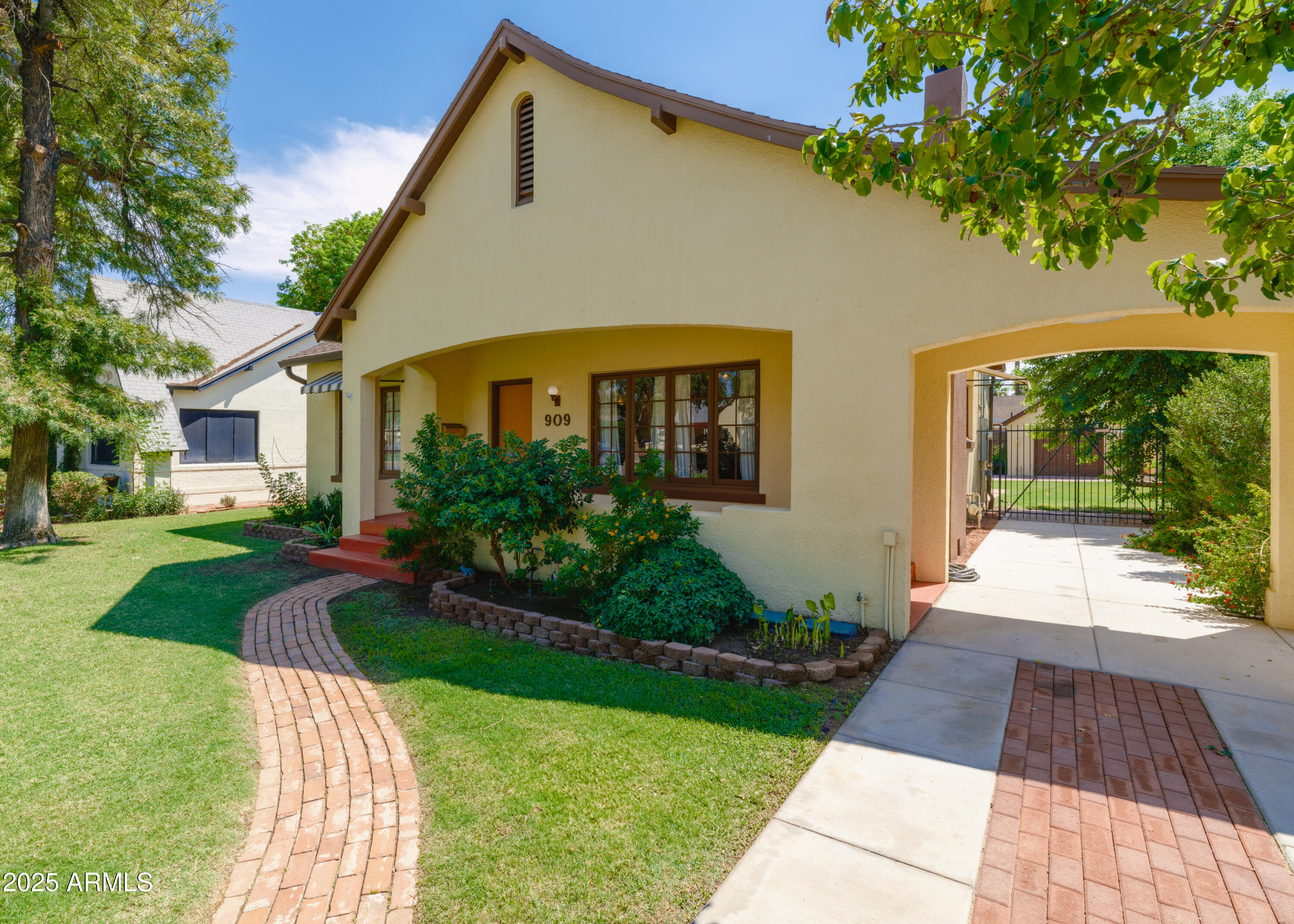 909 W WILLETTA Street