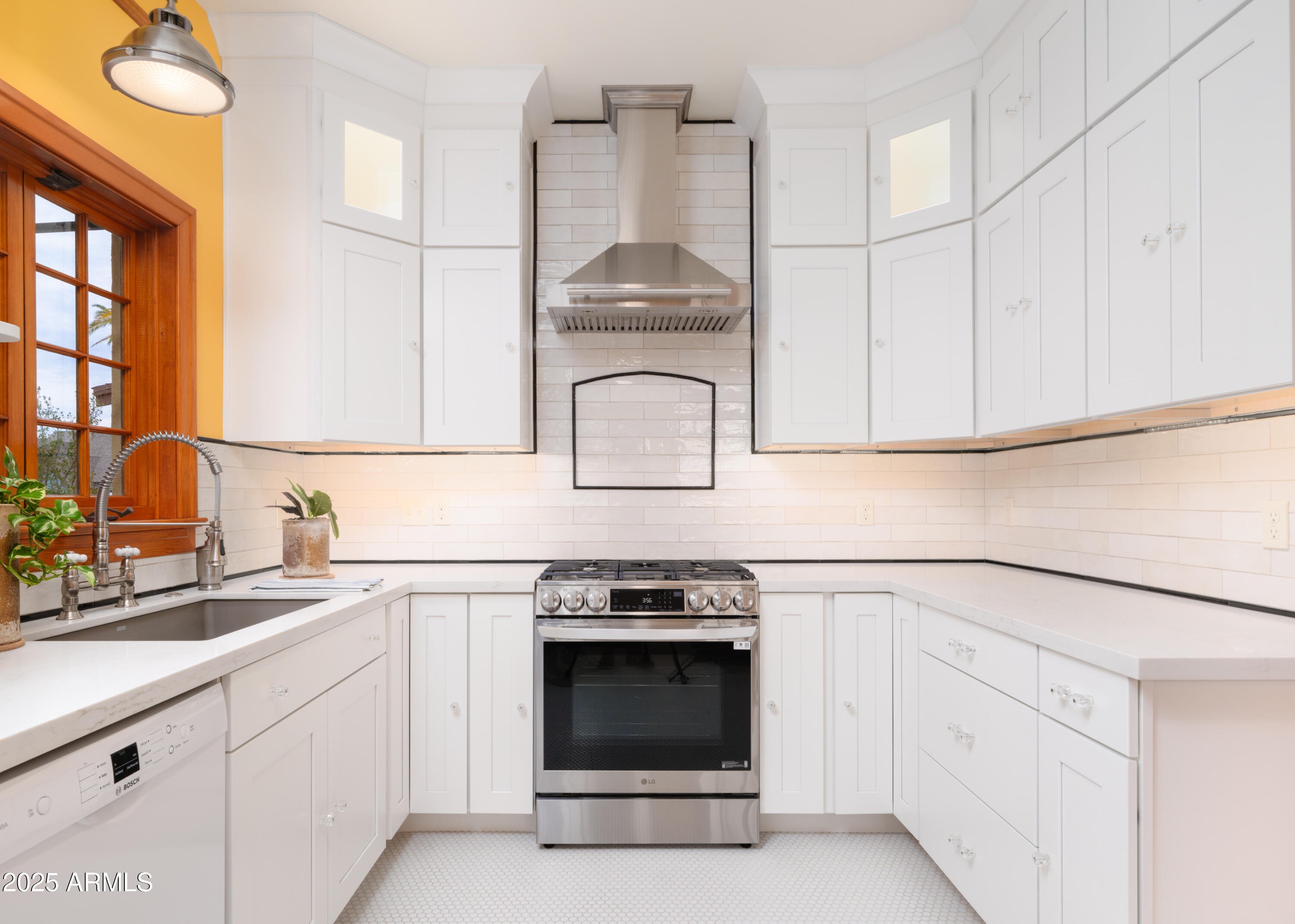 909 W WILLETTA Street