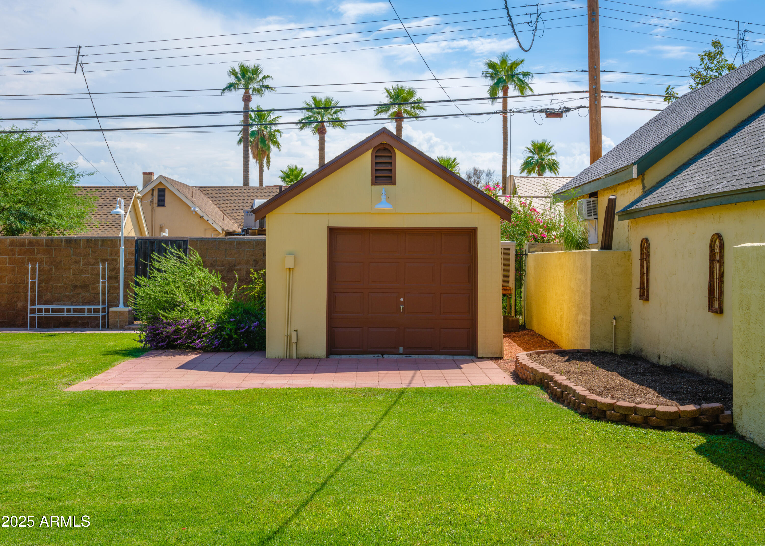 909 W WILLETTA Street