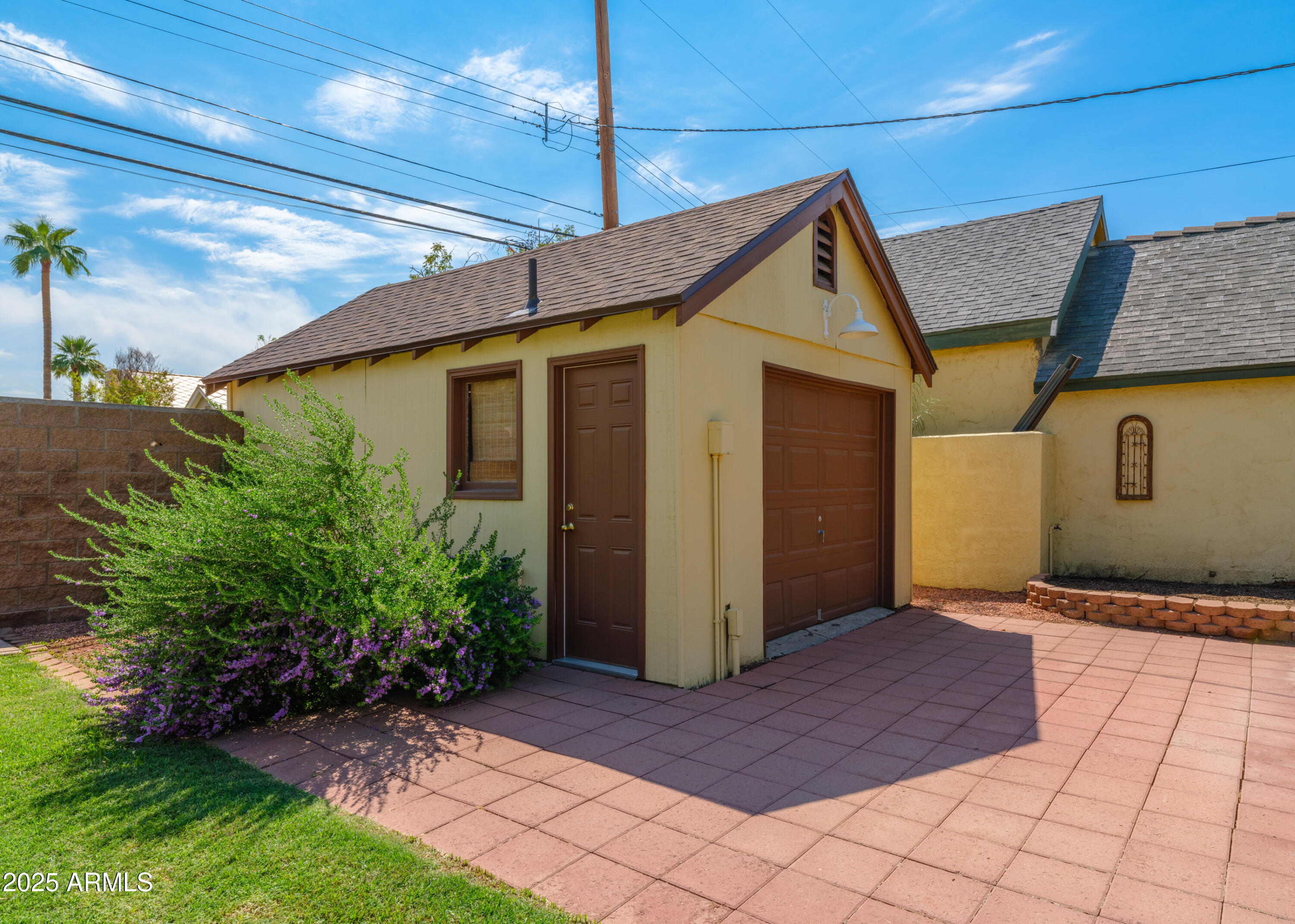 909 W WILLETTA Street