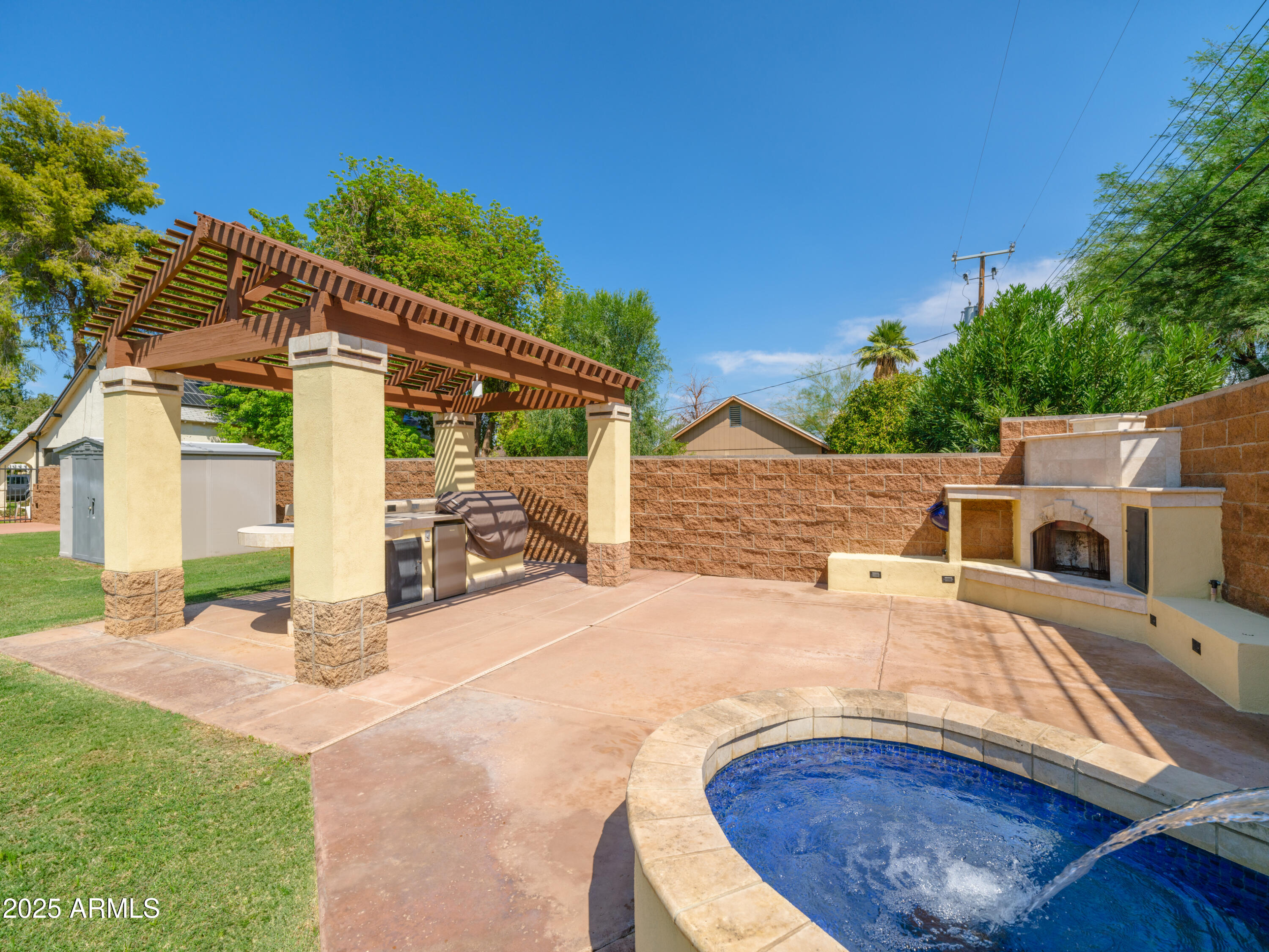 909 W WILLETTA Street