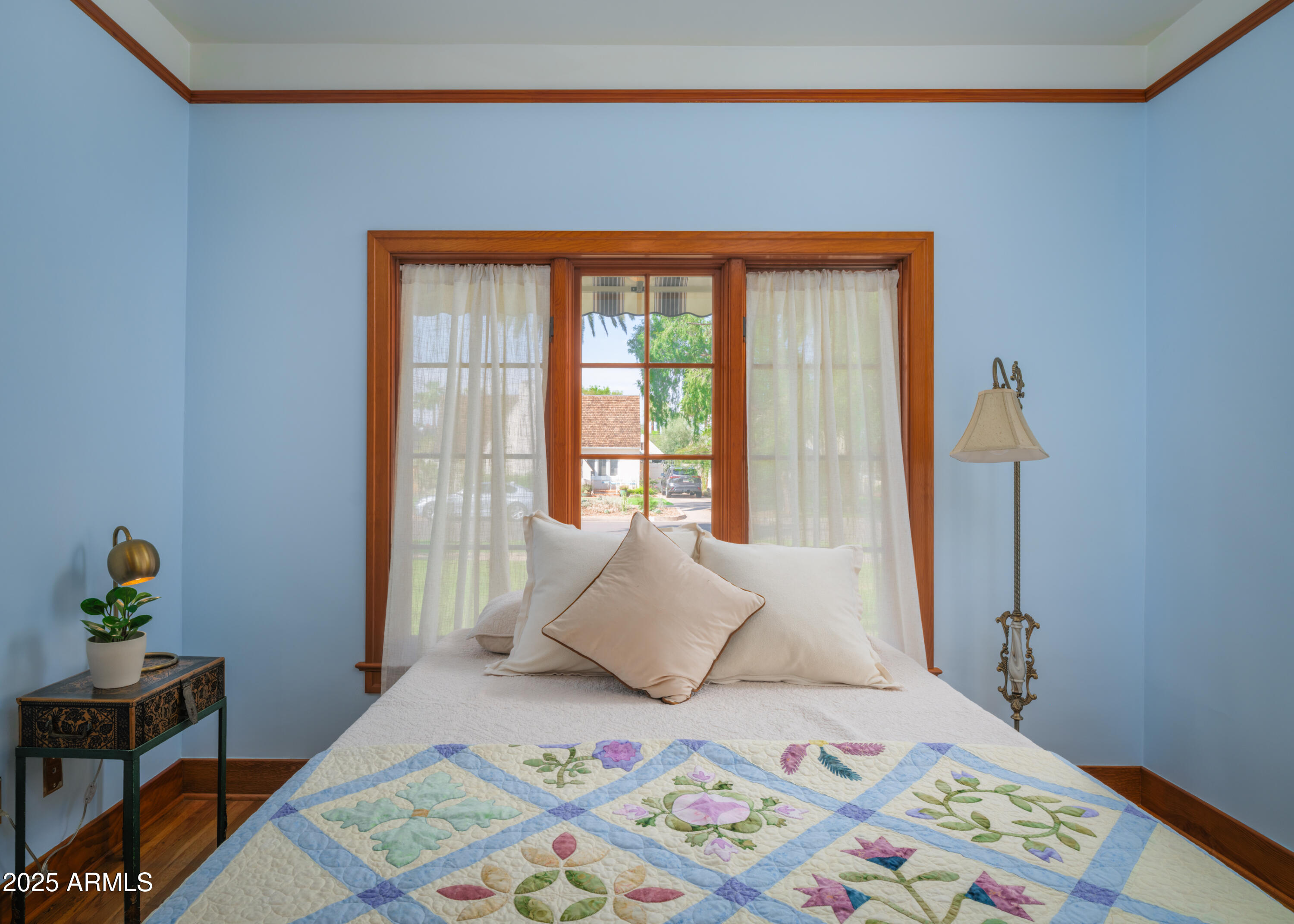 909 W WILLETTA Street