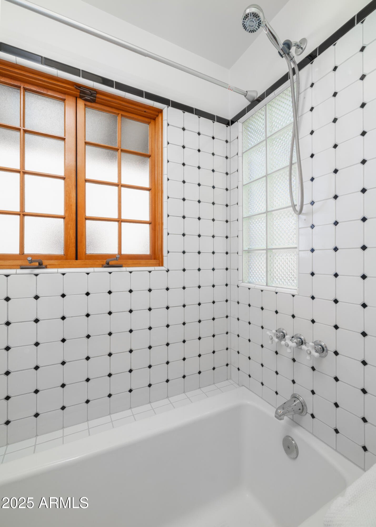 909 W WILLETTA Street