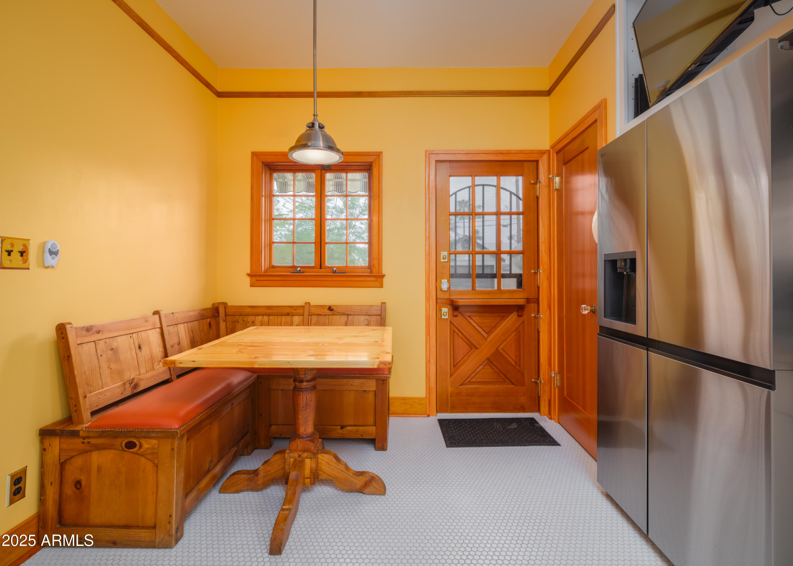 909 W WILLETTA Street