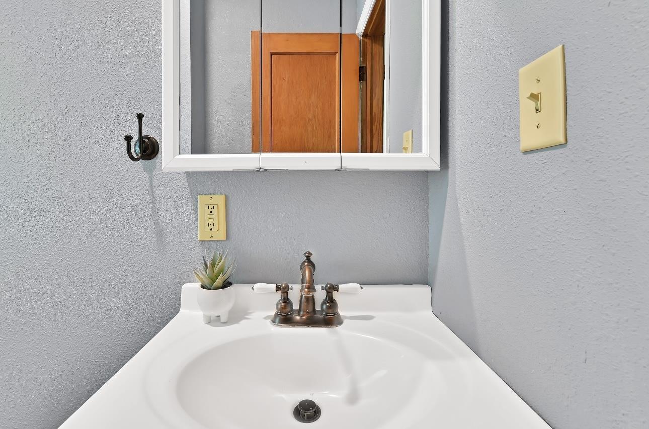 1250 W Airline Highway