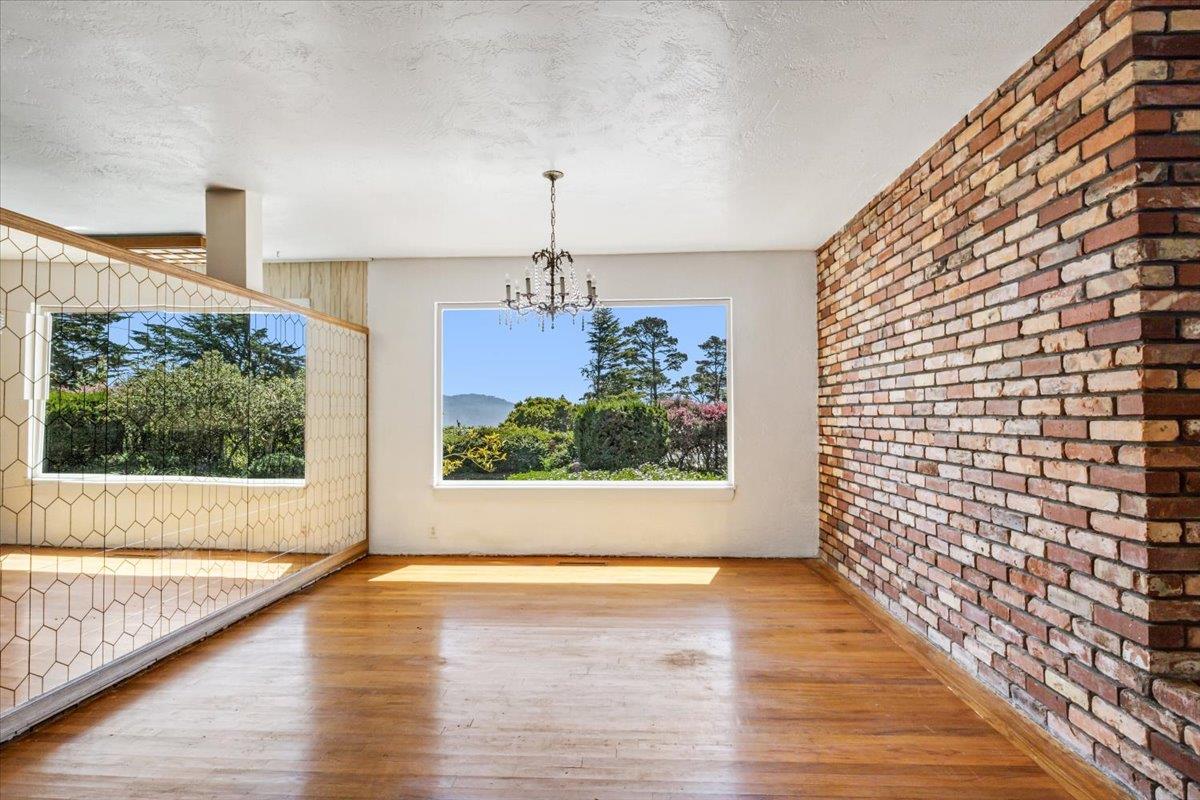 4032 Mora LN