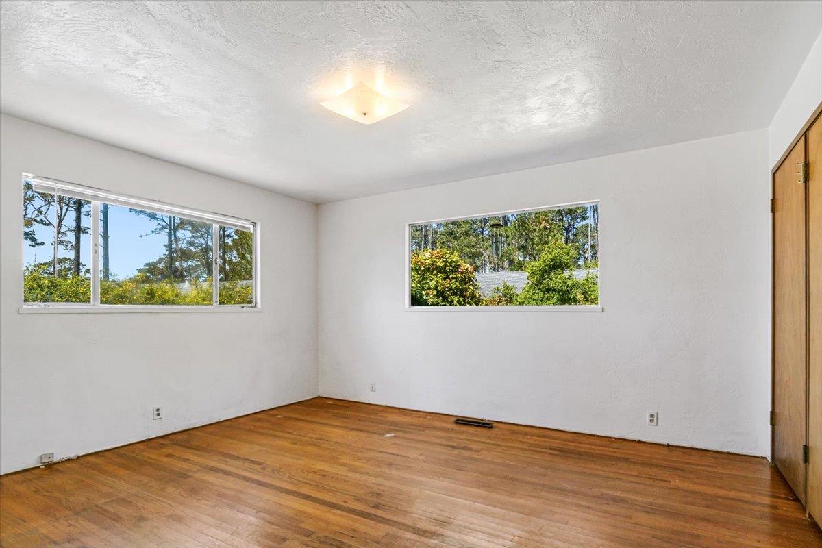4032 Mora LN