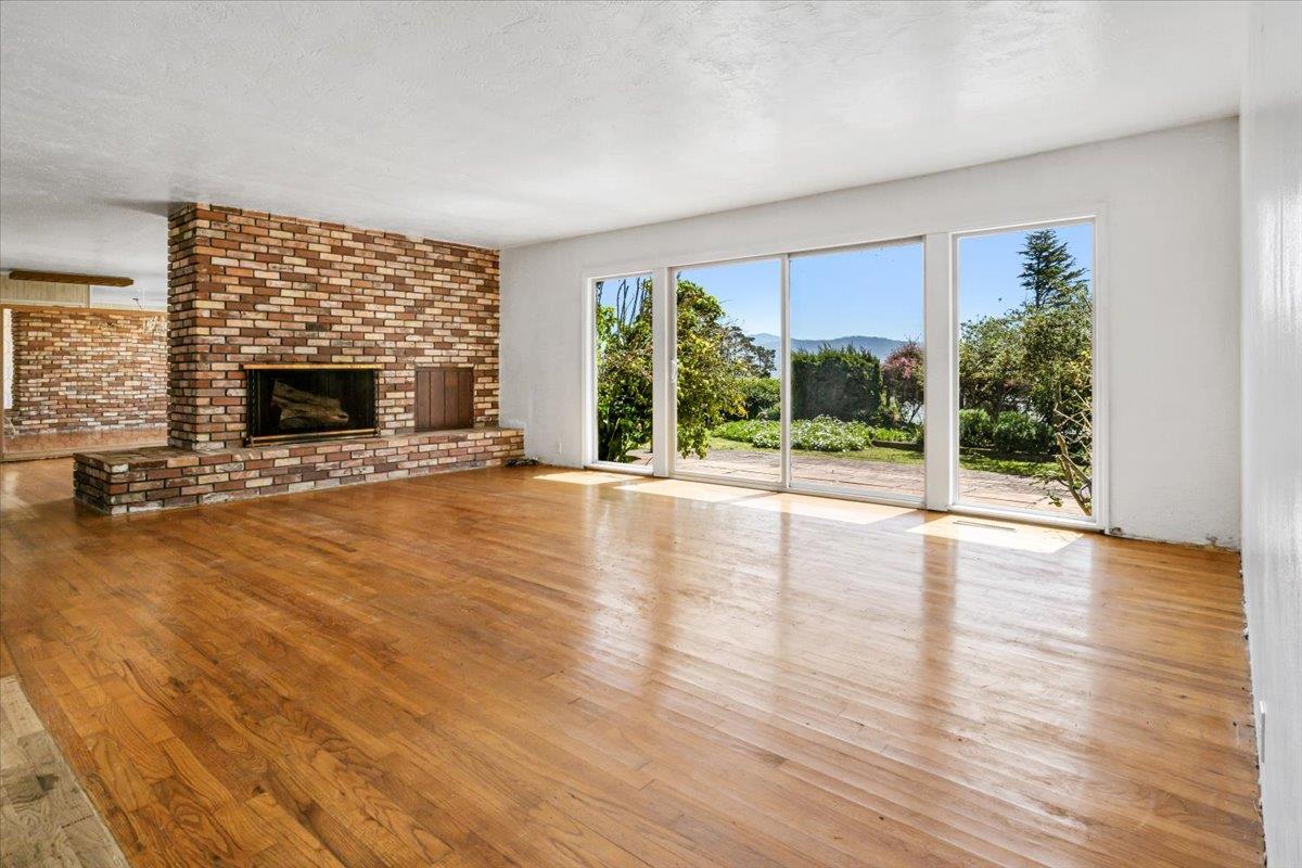 4032 Mora LN