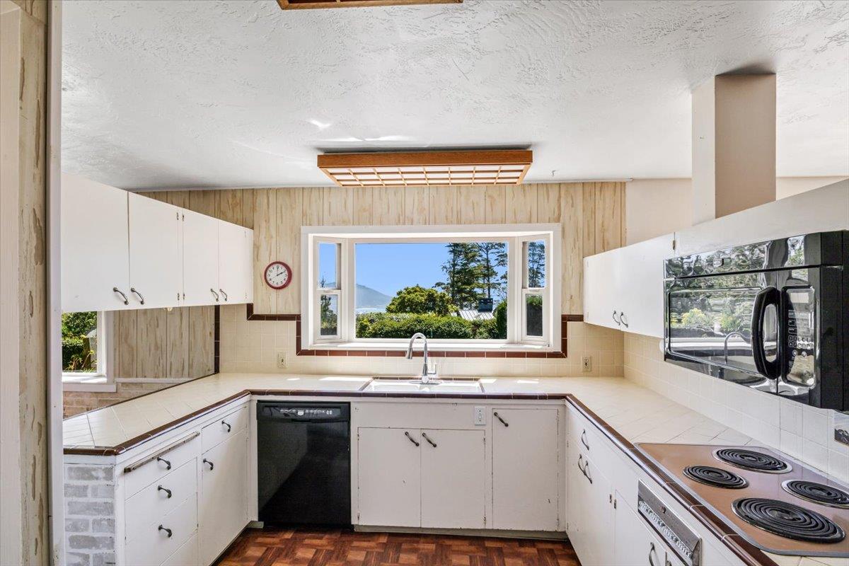 4032 Mora LN