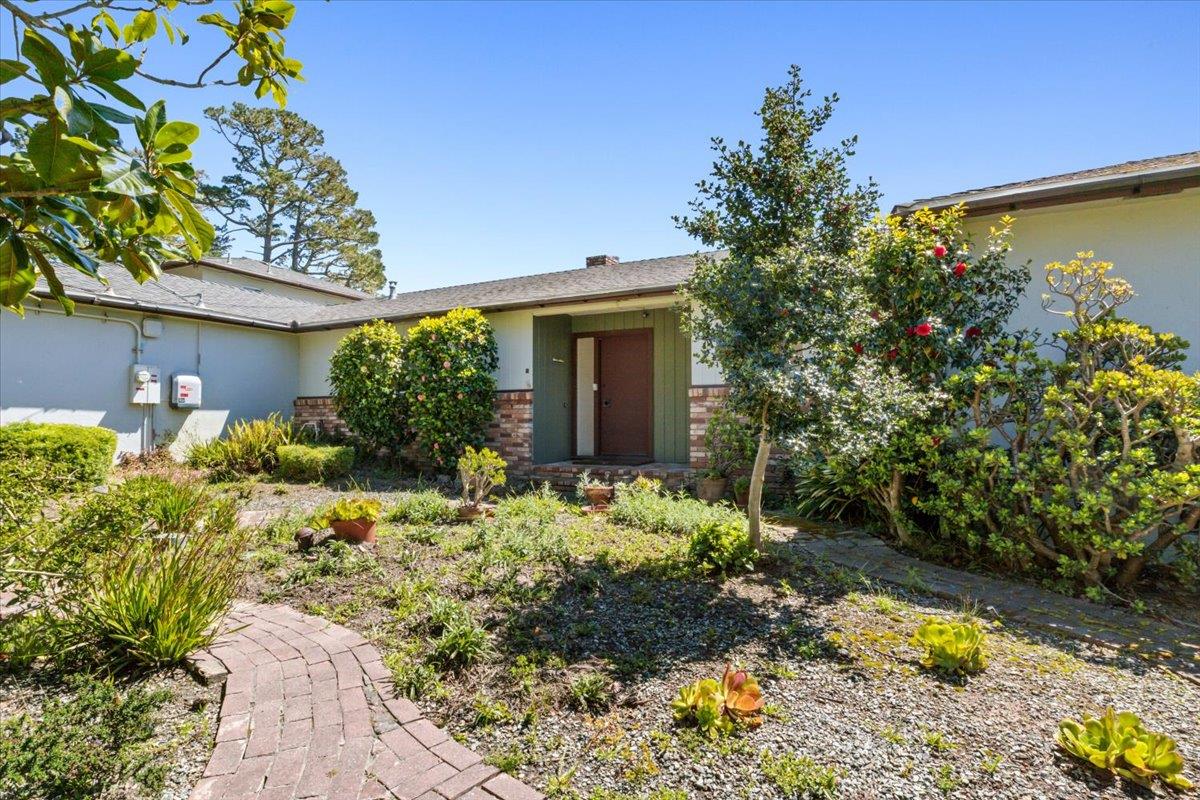 4032 Mora LN