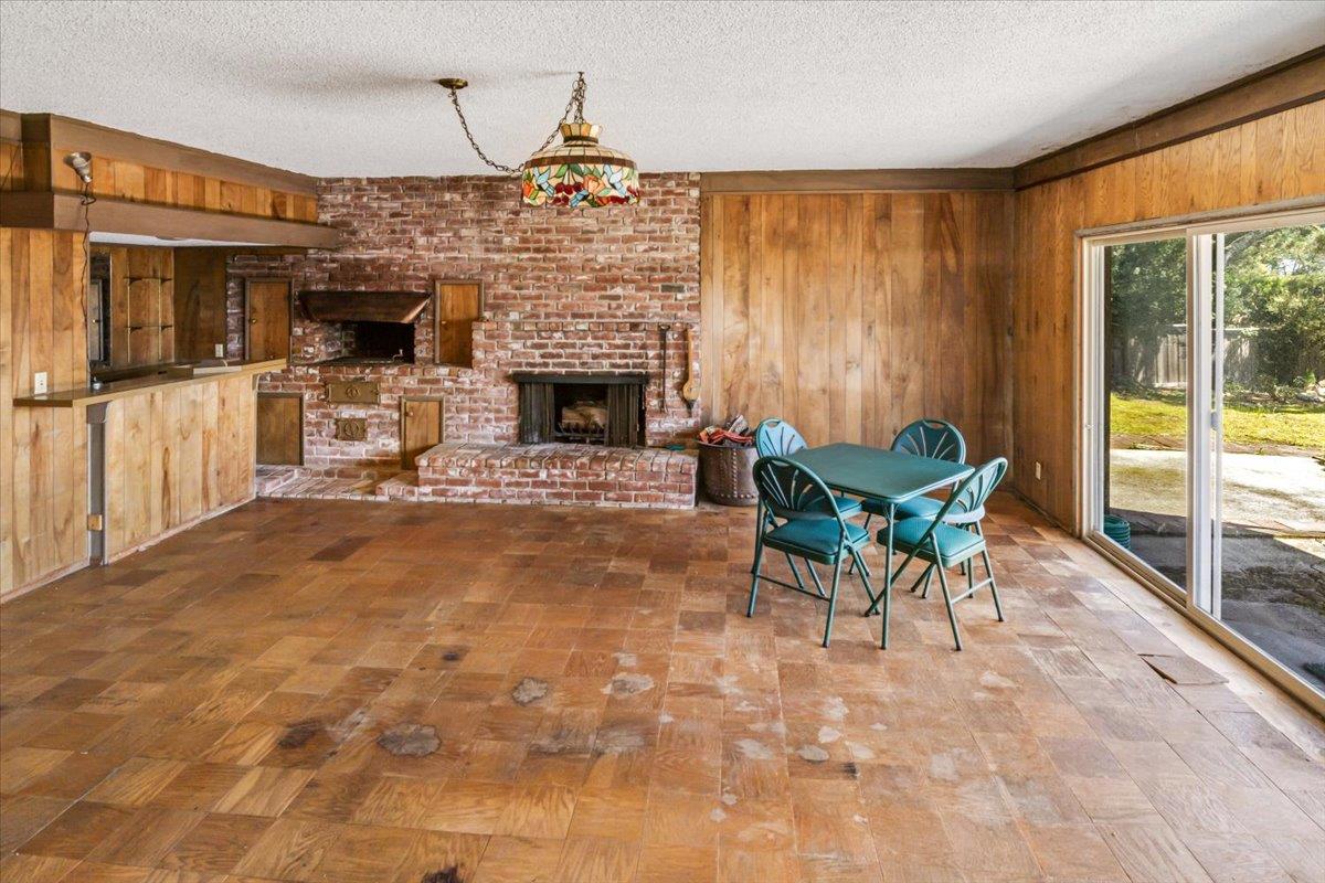 4032 Mora LN