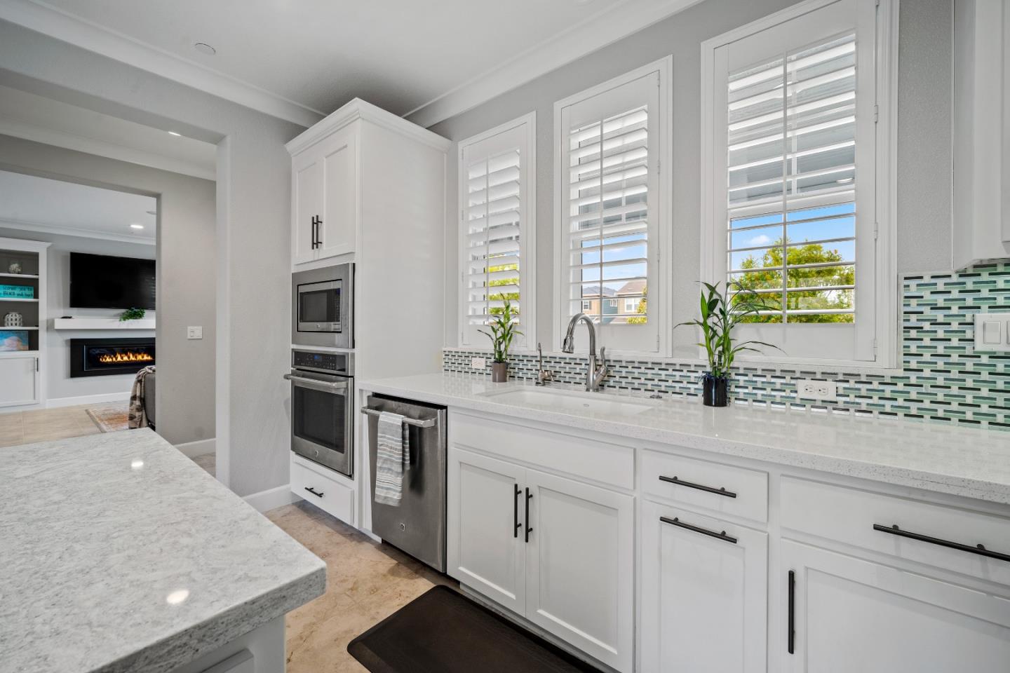 2704 Lighthouse LN