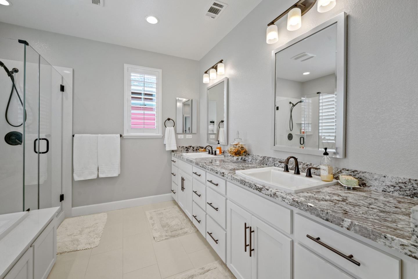 2704 Lighthouse LN