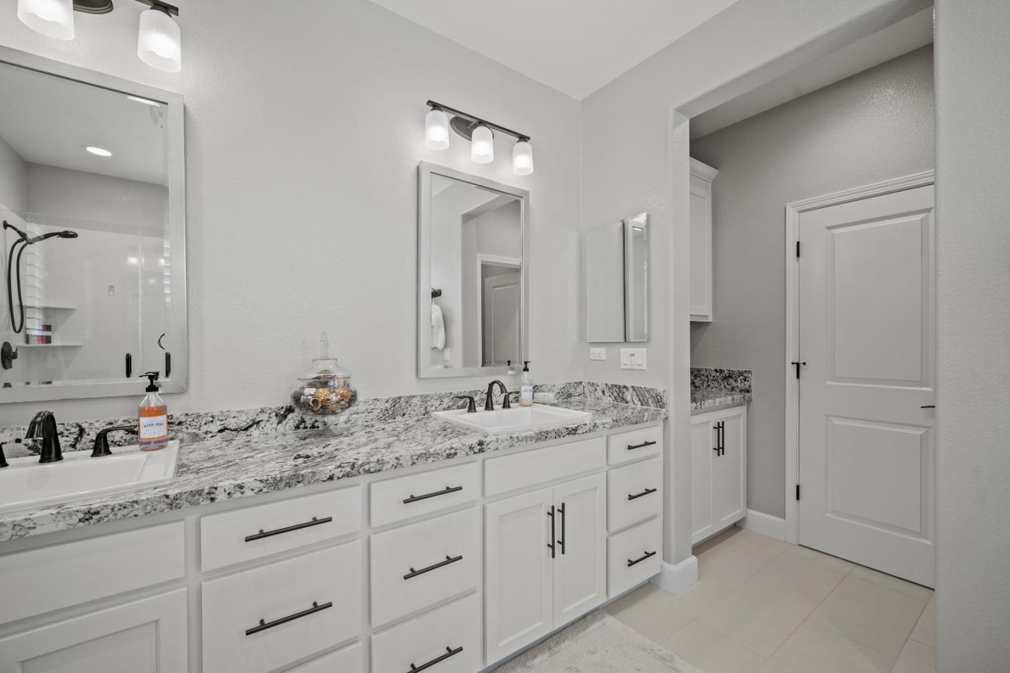 2704 Lighthouse LN