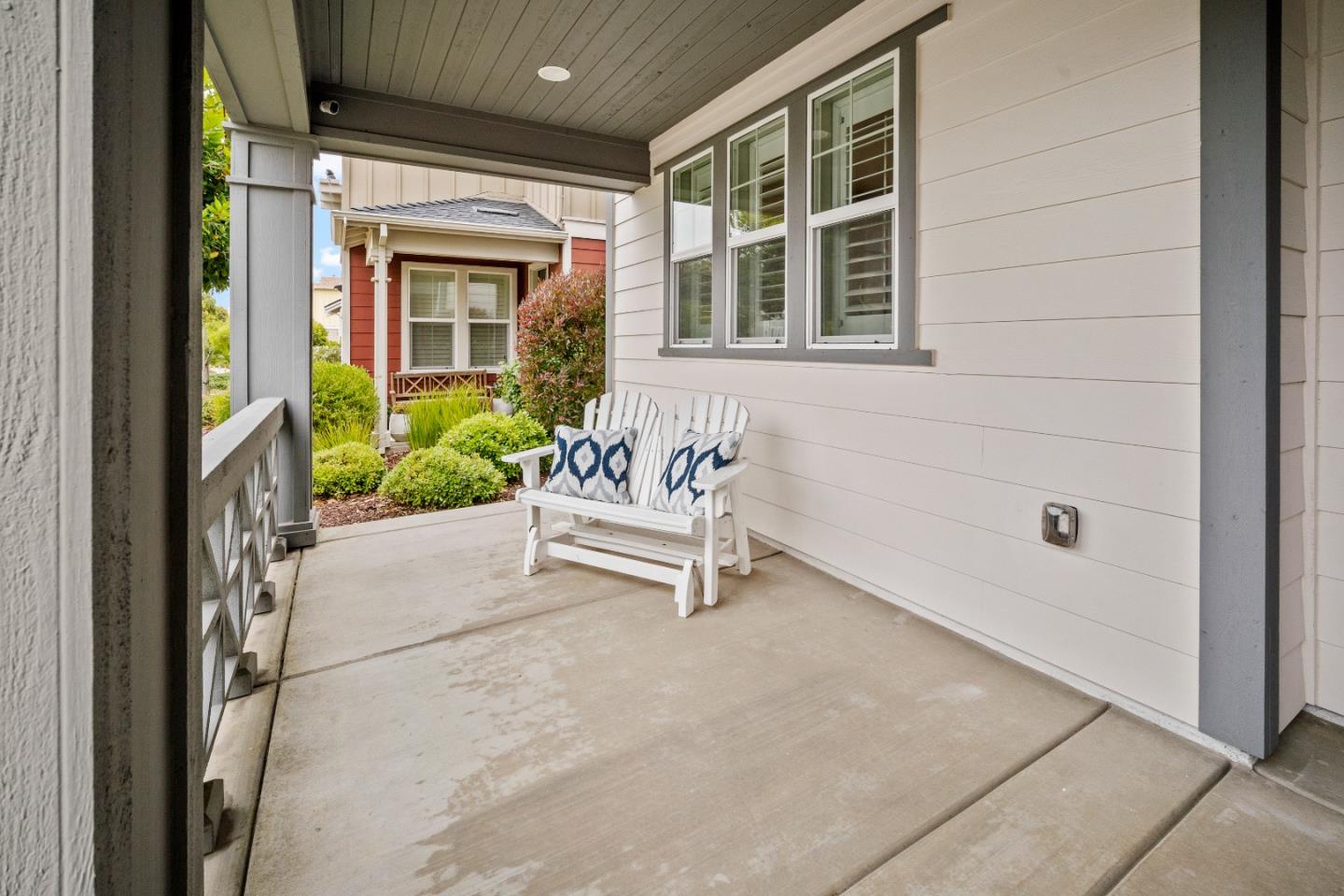 2704 Lighthouse LN