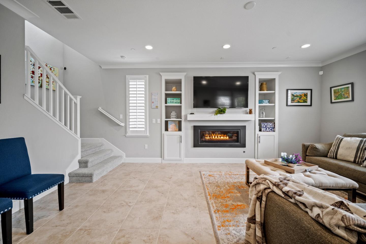 2704 Lighthouse LN