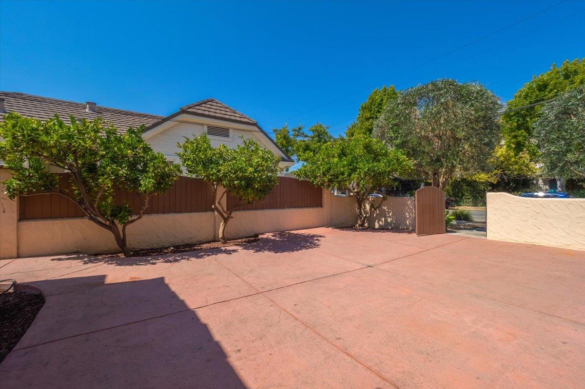 26 Willow ST