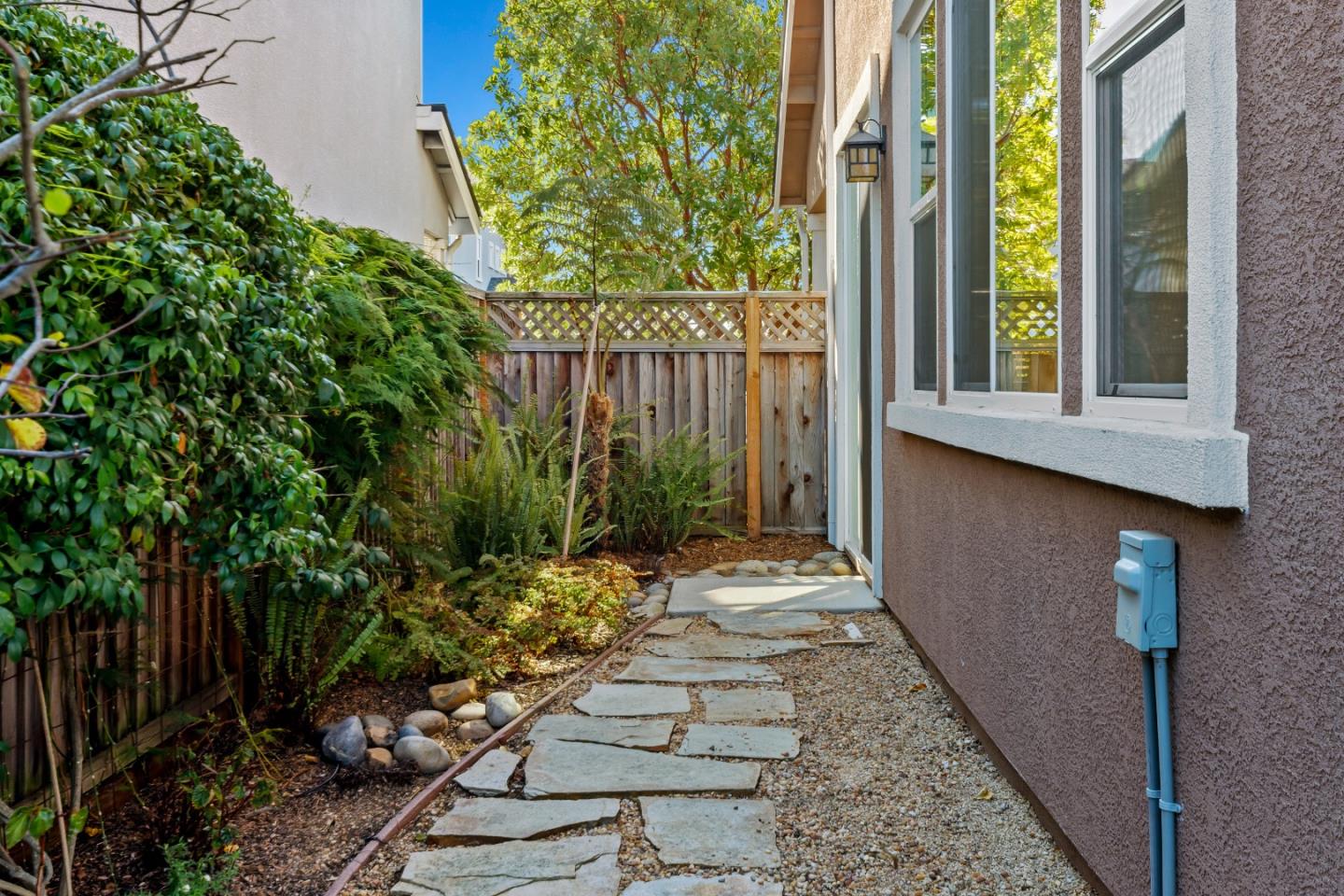 18599 McClellan CIR