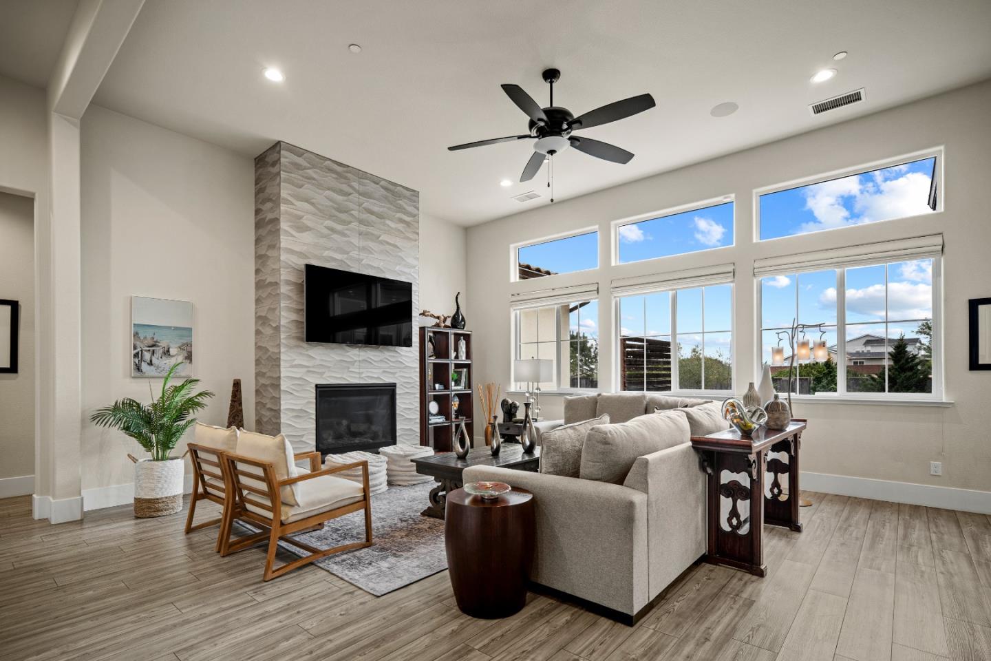 3019 Bluffs DR