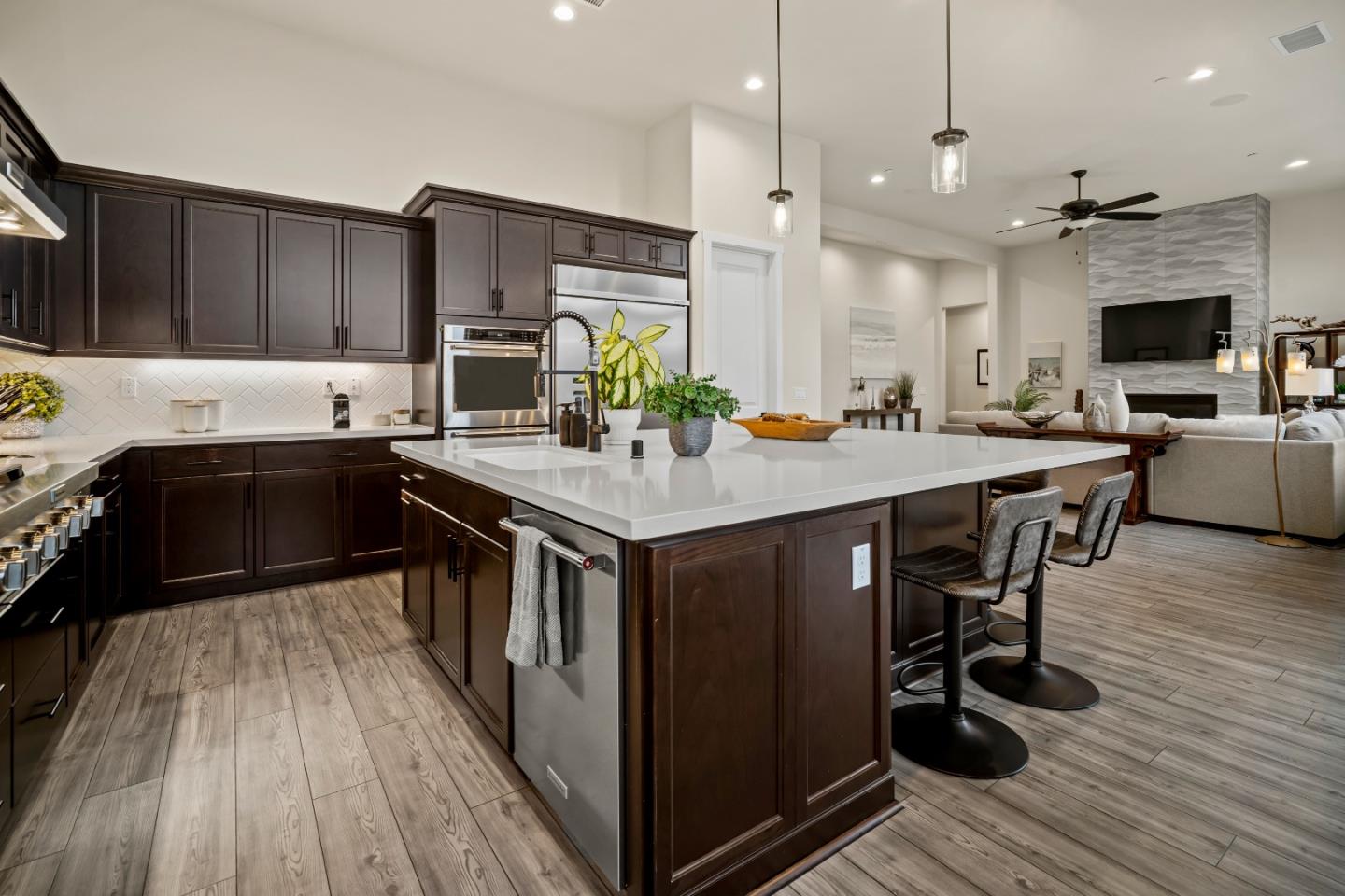 3019 Bluffs DR