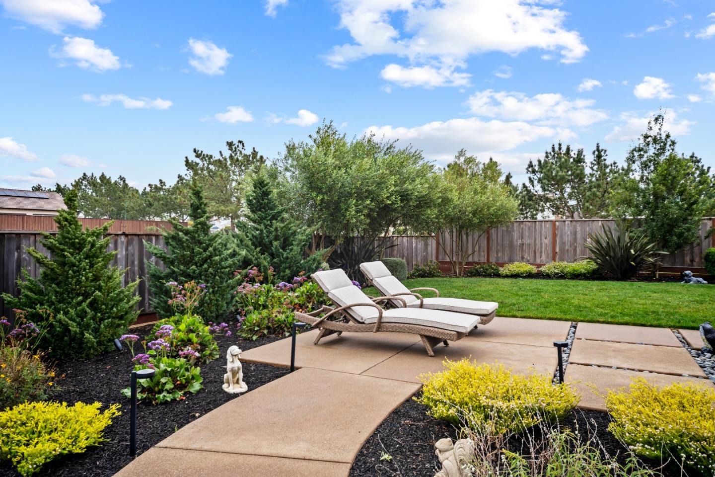3019 Bluffs DR