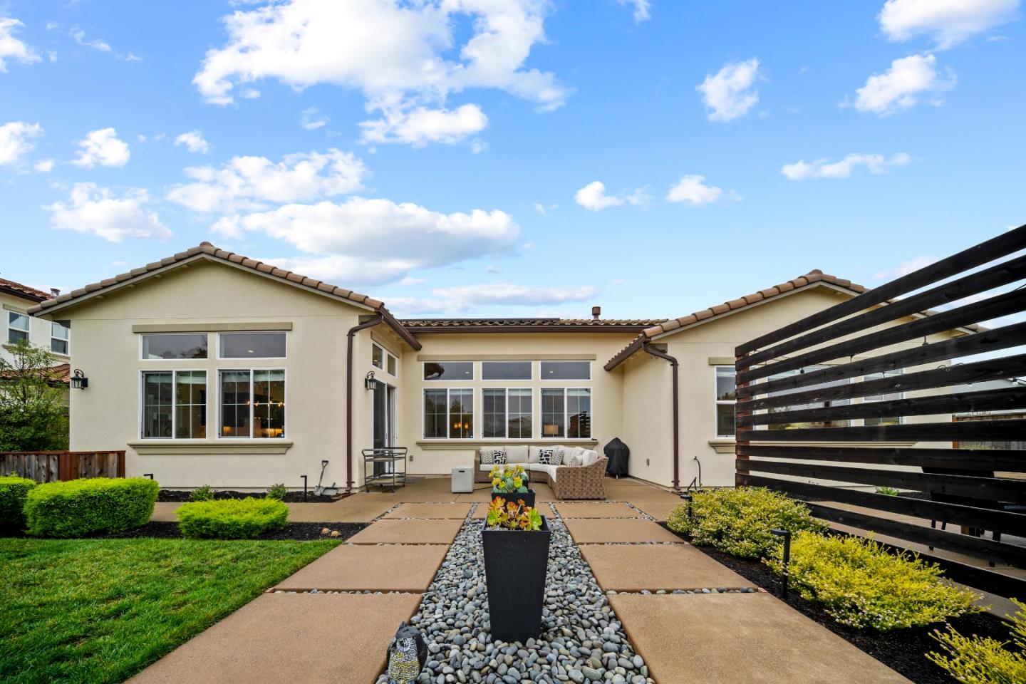 3019 Bluffs DR