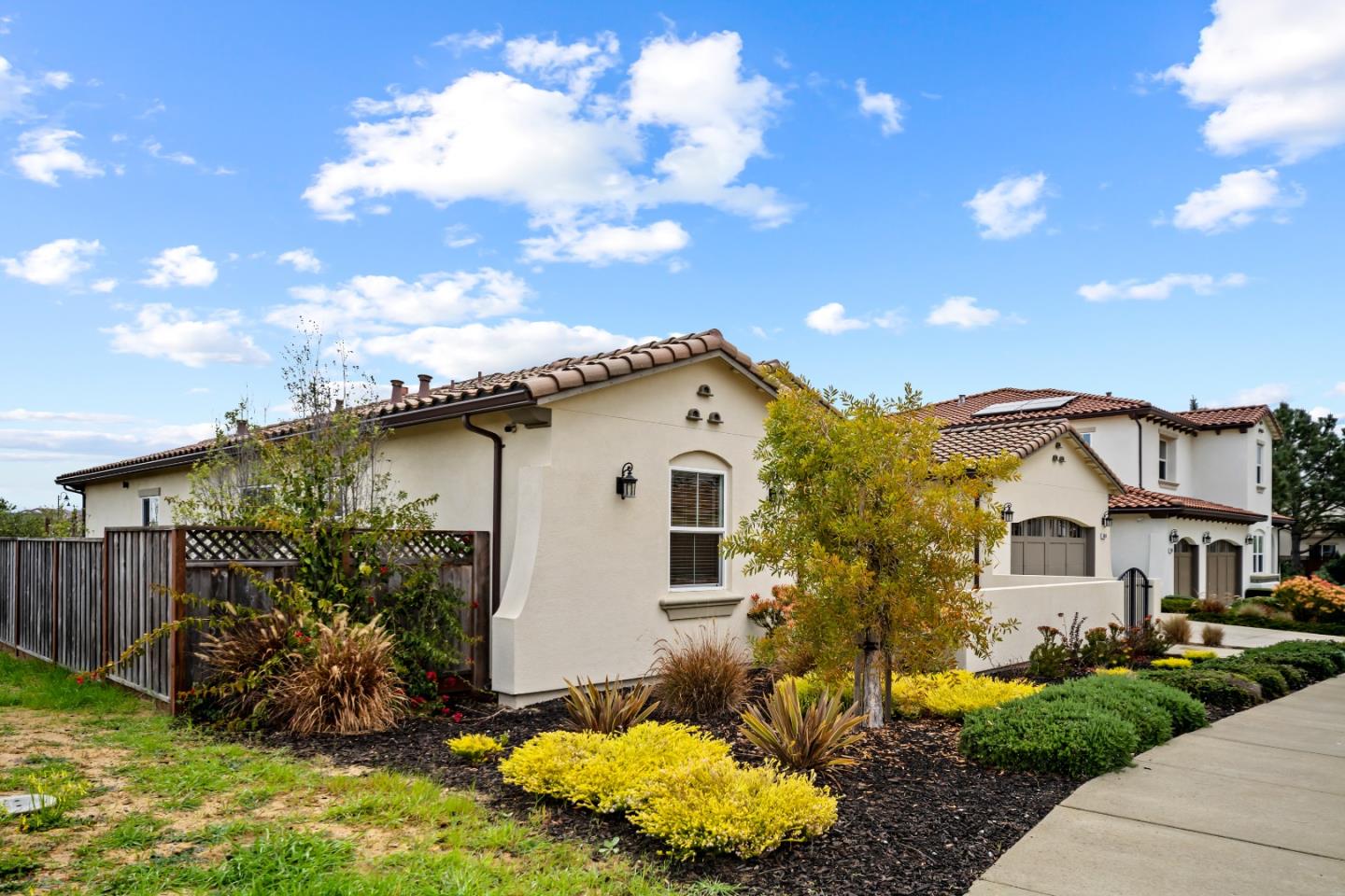 3019 Bluffs DR