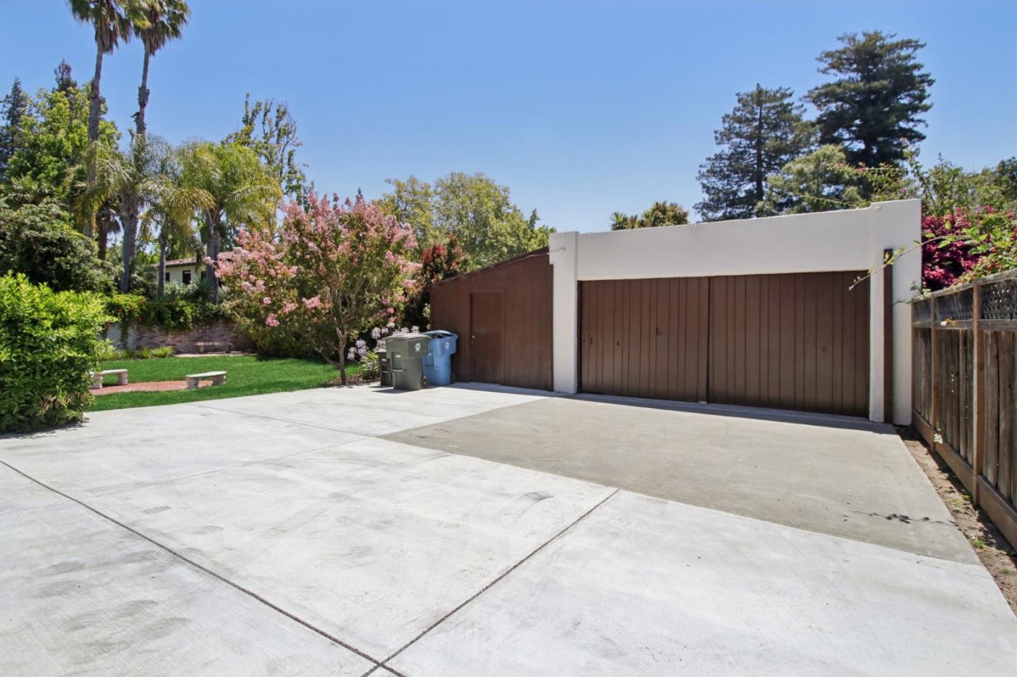 1560 University AVE