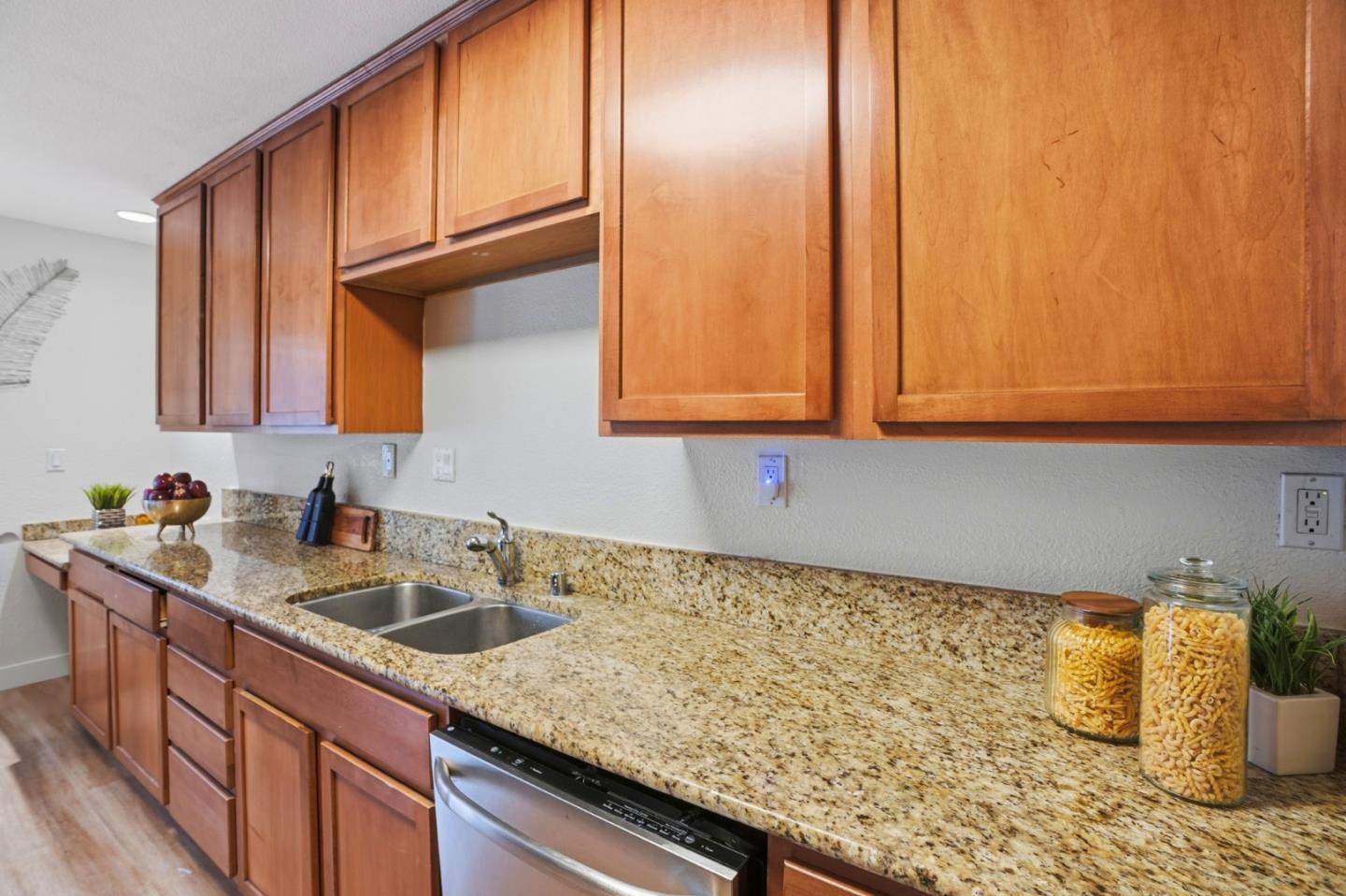 300 Glenwood CIR 174