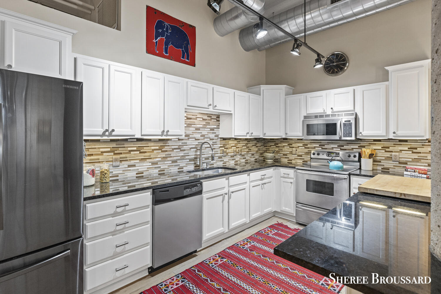 801 Broadway Avenue NW, 447