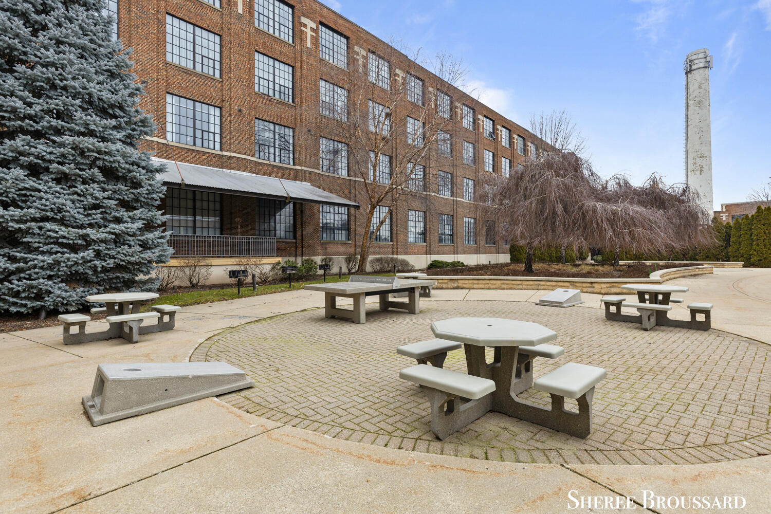 801 Broadway Avenue NW, 447