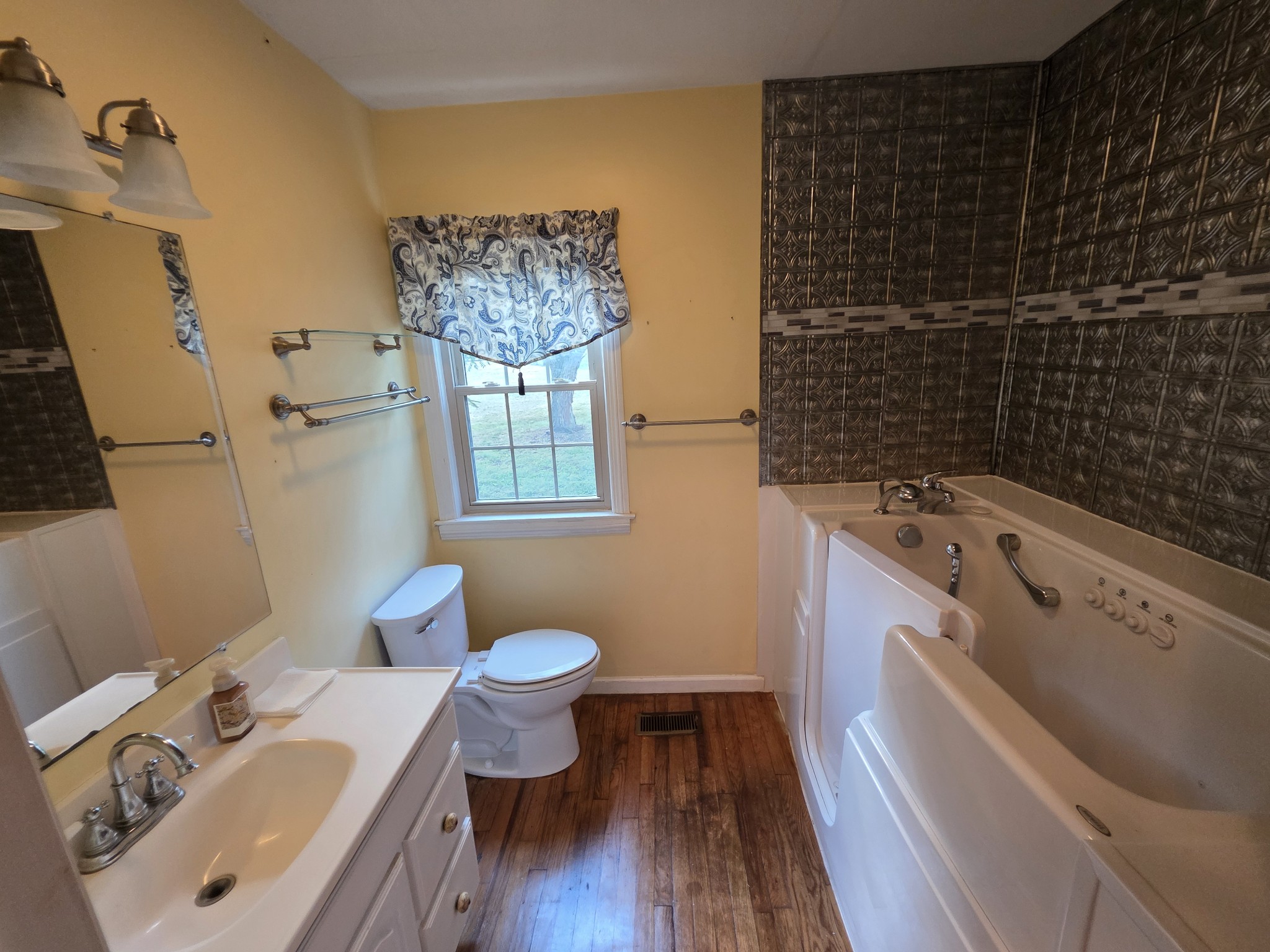 322 E Campbell Rd