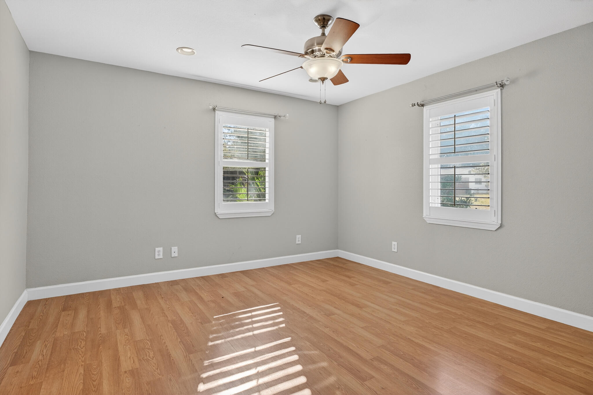 136 NW Robinwood Drive