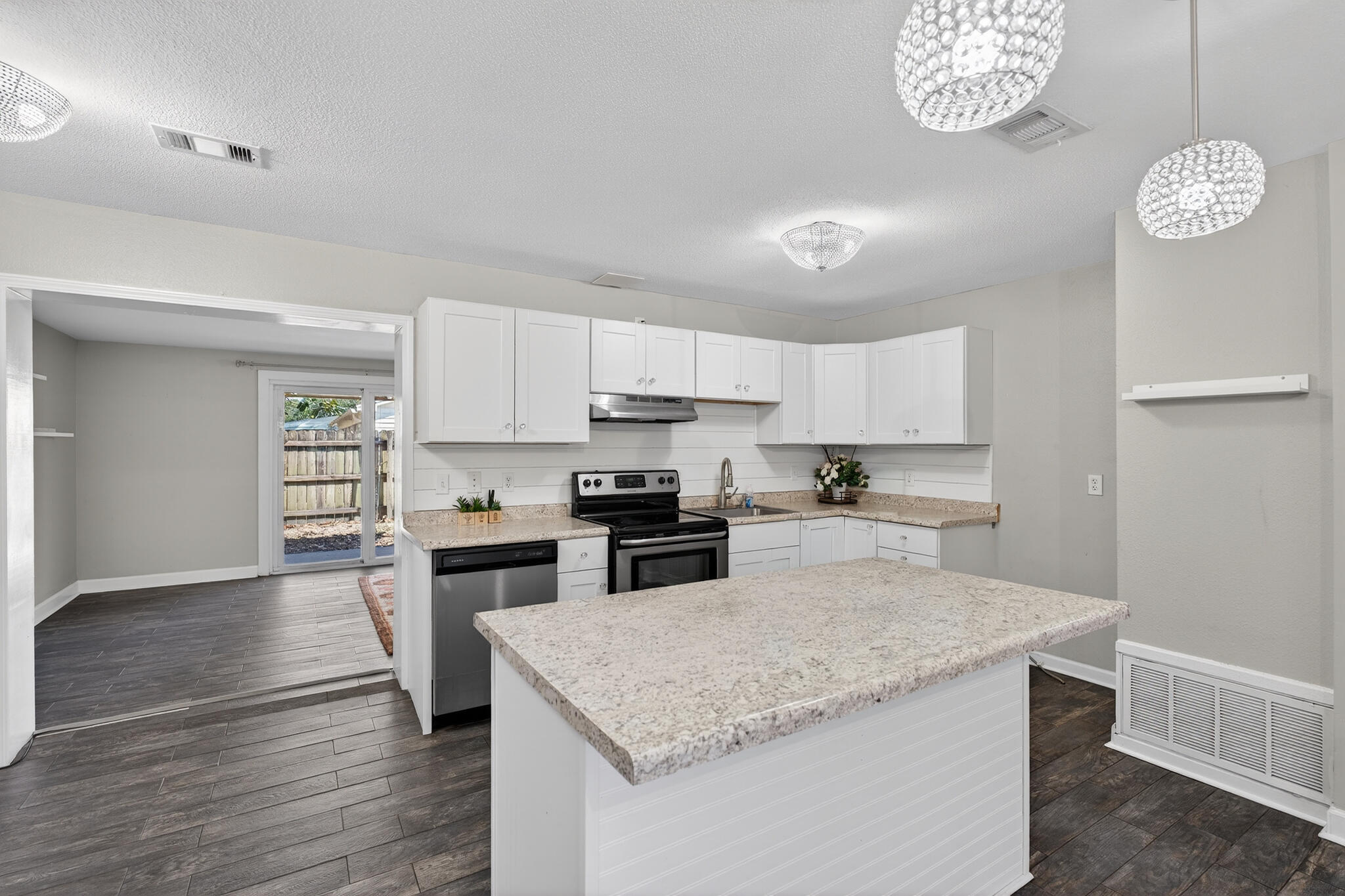 136 NW Robinwood Drive