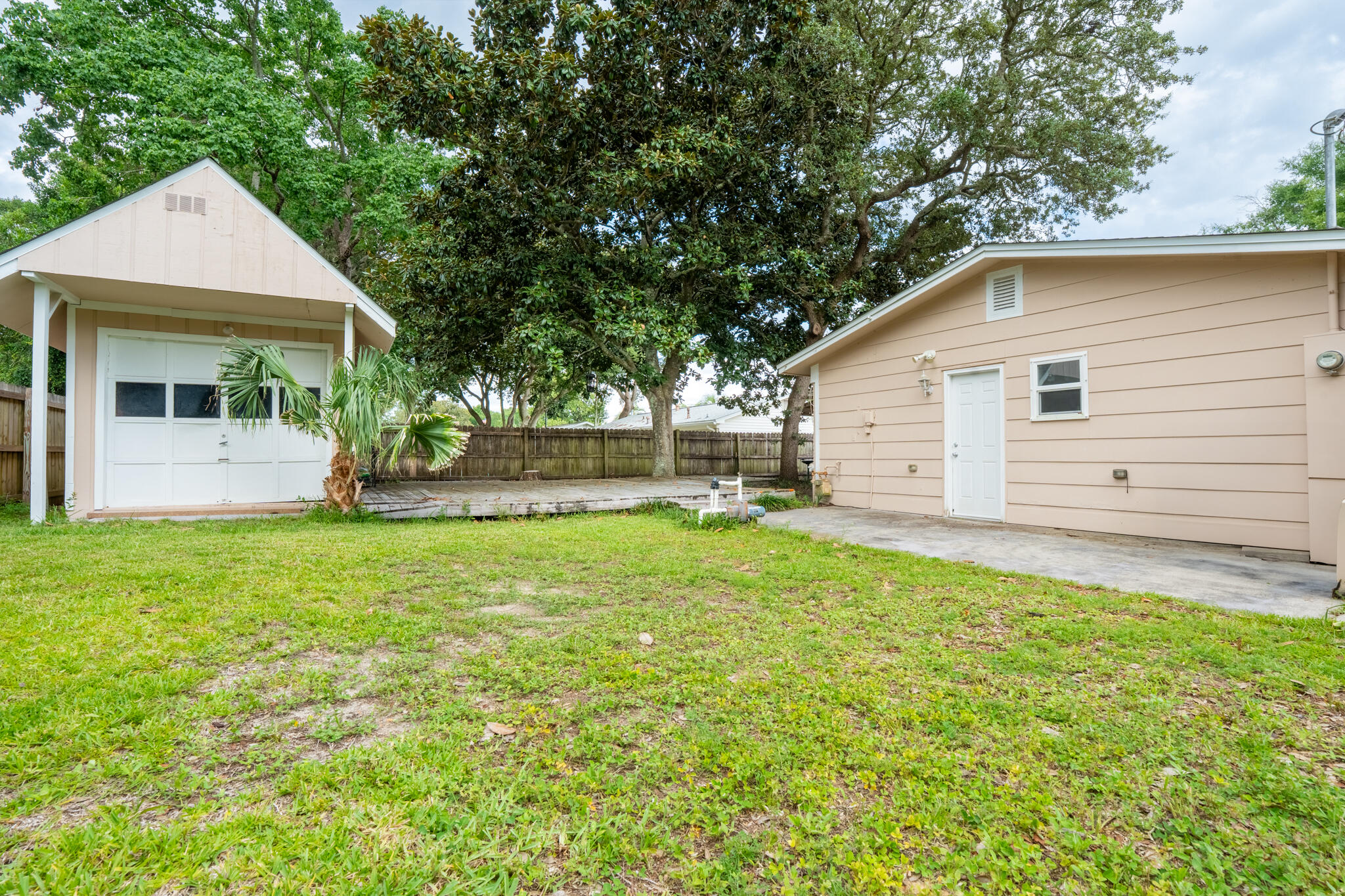 136 NW Robinwood Drive